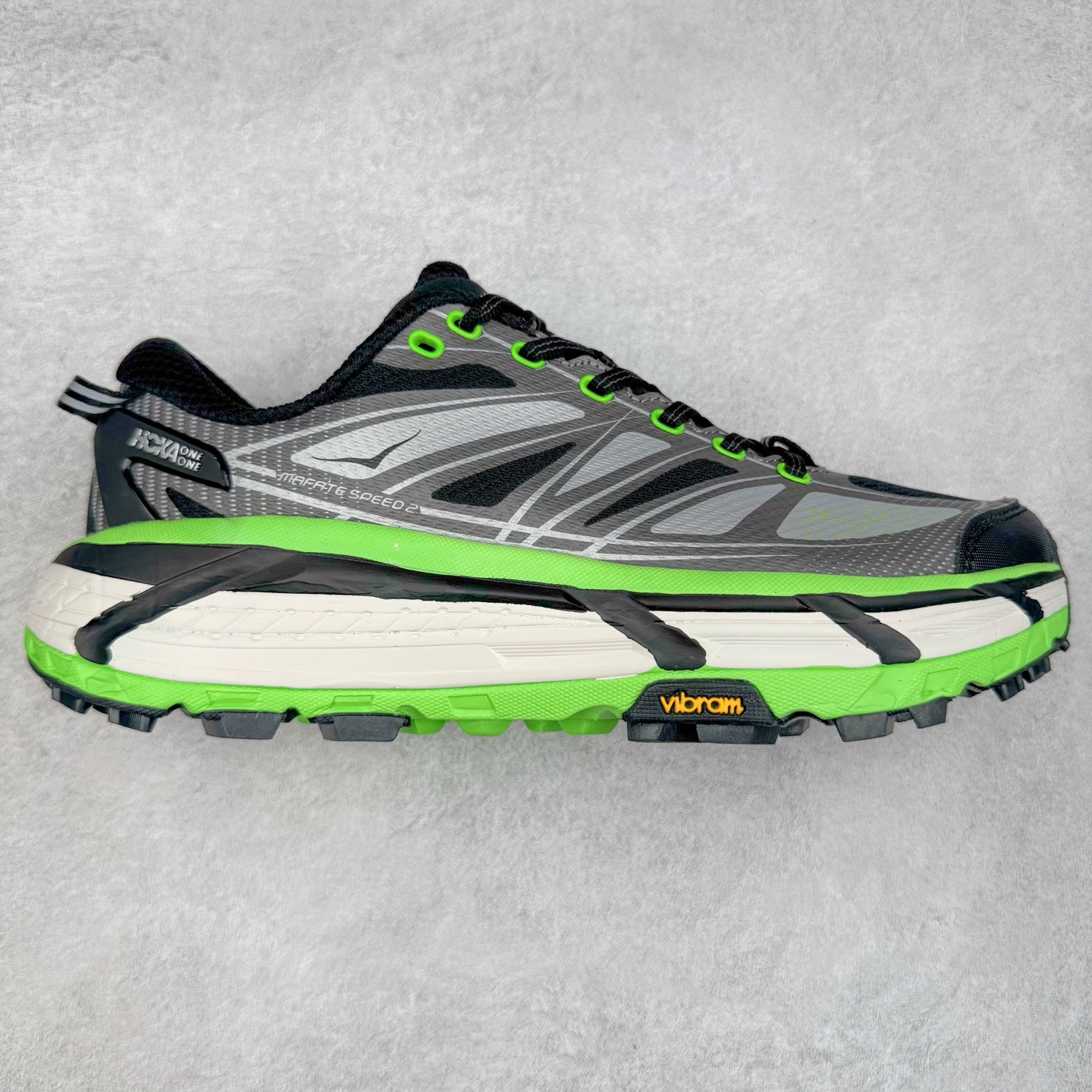 图片[18]-＃福利特价 HOKA ONE ONE Mafate Speed 2Low 玛法特2代系列低帮轻量户外越野休闲运动慢跑鞋 HOKA ONE ONE 最近推出了一个胶囊系列 Origin Story 这个系列里的 Mafate Speed 2 可以说让我日思夜想有一阵子了 最近终于拔草 让我来分享一下这双也是上脚赞到爆的越野跑鞋吧 以阿尔卑斯山脉作为主题将亮黄色与蓝色调覆盖在这经典轮廓之上 配色的呈现效果相当亮眼 以至于很多人买这个配色是用来日常搭配的 鞋面采用超轻的无缝架构 轻薄的TPU贴在透气的鞋面材料上 减轻重量同时也保证了支撑性 鞋底则采用滚动平衡技术 引导跑者回归自然步态 祖传的神奇EVA材质中底依旧是一如既往地表现优秀 能提供充足的缓震 作为HOKA家的越野跑鞋 VIBRAM 橡胶大底也是必不可少的 即便在复杂湿滑的地形 依旧能有良好的抓地力及稳定性 鞋带采用了弹性不易松脱的扁宽弹性鞋带 前掌与中掌部分也进行了加宽 也更加适合亚洲人的脚型 是一款十分全面且足够强悍的户外硬核越野鞋 而这双极其亮眼的越野跑鞋恰好又是在江山一百中参赛的UTMB冠军 Ludovic POMMERET 夺冠时穿着的战靴 这就让它变得更加有吸引力了 用来日常搭配的话短裤是基本不挑 长裤我个人推荐阔腿裤 工装裤以及各种长筒牛仔裤都可以 尺码：36 36.5 37.5 38 38.5 39 40 40.5 41 42 42.5 43 44 45-选品中心