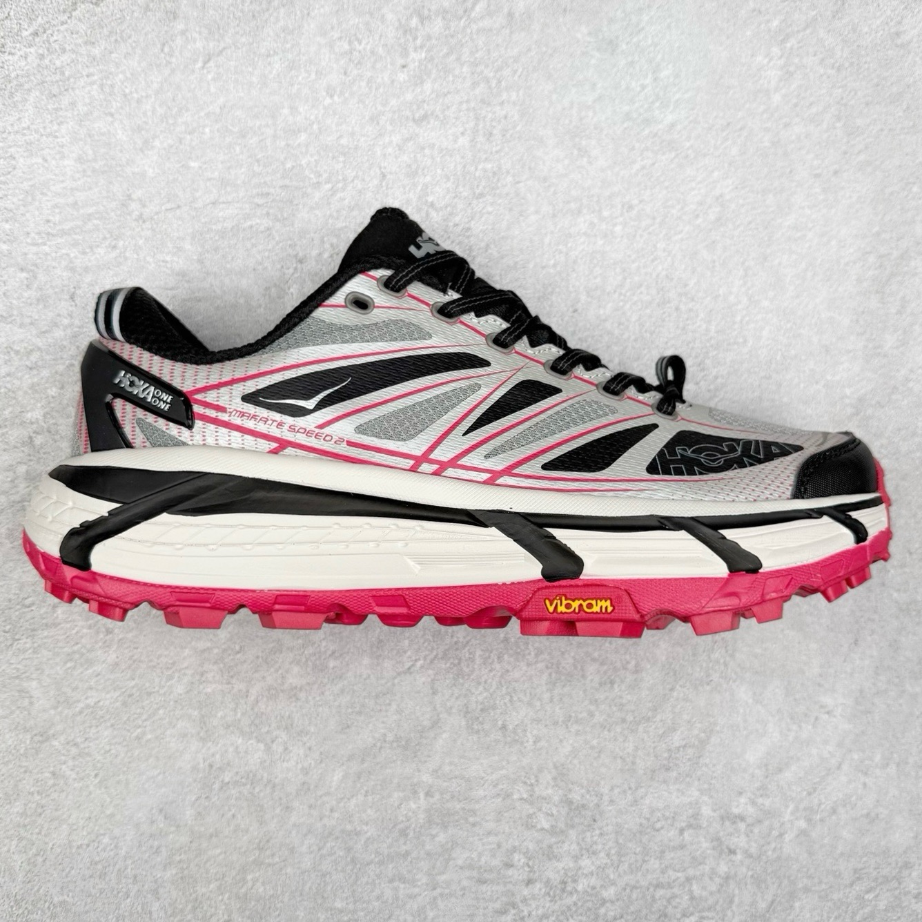 图片[16]-＃福利特价 HOKA ONE ONE Mafate Speed 2Low 玛法特2代系列低帮轻量户外越野休闲运动慢跑鞋 HOKA ONE ONE 最近推出了一个胶囊系列 Origin Story 这个系列里的 Mafate Speed 2 可以说让我日思夜想有一阵子了 最近终于拔草 让我来分享一下这双也是上脚赞到爆的越野跑鞋吧 以阿尔卑斯山脉作为主题将亮黄色与蓝色调覆盖在这经典轮廓之上 配色的呈现效果相当亮眼 以至于很多人买这个配色是用来日常搭配的 鞋面采用超轻的无缝架构 轻薄的TPU贴在透气的鞋面材料上 减轻重量同时也保证了支撑性 鞋底则采用滚动平衡技术 引导跑者回归自然步态 祖传的神奇EVA材质中底依旧是一如既往地表现优秀 能提供充足的缓震 作为HOKA家的越野跑鞋 VIBRAM 橡胶大底也是必不可少的 即便在复杂湿滑的地形 依旧能有良好的抓地力及稳定性 鞋带采用了弹性不易松脱的扁宽弹性鞋带 前掌与中掌部分也进行了加宽 也更加适合亚洲人的脚型 是一款十分全面且足够强悍的户外硬核越野鞋 而这双极其亮眼的越野跑鞋恰好又是在江山一百中参赛的UTMB冠军 Ludovic POMMERET 夺冠时穿着的战靴 这就让它变得更加有吸引力了 用来日常搭配的话短裤是基本不挑 长裤我个人推荐阔腿裤 工装裤以及各种长筒牛仔裤都可以 尺码：36 36.5 37.5 38 38.5 39 40 40.5 41 42 42.5 43 44 45-选品中心