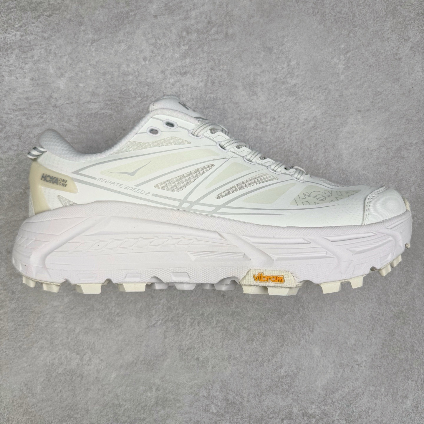 图片[3]-＃福利特价 HOKA ONE ONE Mafate Speed 2Low 玛法特2代系列低帮轻量户外越野休闲运动慢跑鞋 HOKA ONE ONE 最近推出了一个胶囊系列 Origin Story 这个系列里的 Mafate Speed 2 可以说让我日思夜想有一阵子了 最近终于拔草 让我来分享一下这双也是上脚赞到爆的越野跑鞋吧 以阿尔卑斯山脉作为主题将亮黄色与蓝色调覆盖在这经典轮廓之上 配色的呈现效果相当亮眼 以至于很多人买这个配色是用来日常搭配的 鞋面采用超轻的无缝架构 轻薄的TPU贴在透气的鞋面材料上 减轻重量同时也保证了支撑性 鞋底则采用滚动平衡技术 引导跑者回归自然步态 祖传的神奇EVA材质中底依旧是一如既往地表现优秀 能提供充足的缓震 作为HOKA家的越野跑鞋 VIBRAM 橡胶大底也是必不可少的 即便在复杂湿滑的地形 依旧能有良好的抓地力及稳定性 鞋带采用了弹性不易松脱的扁宽弹性鞋带 前掌与中掌部分也进行了加宽 也更加适合亚洲人的脚型 是一款十分全面且足够强悍的户外硬核越野鞋 而这双极其亮眼的越野跑鞋恰好又是在江山一百中参赛的UTMB冠军 Ludovic POMMERET 夺冠时穿着的战靴 这就让它变得更加有吸引力了 用来日常搭配的话短裤是基本不挑 长裤我个人推荐阔腿裤 工装裤以及各种长筒牛仔裤都可以 尺码：36 36.5 37.5 38 38.5 39 40 40.5 41 42 42.5 43 44 45-选品中心