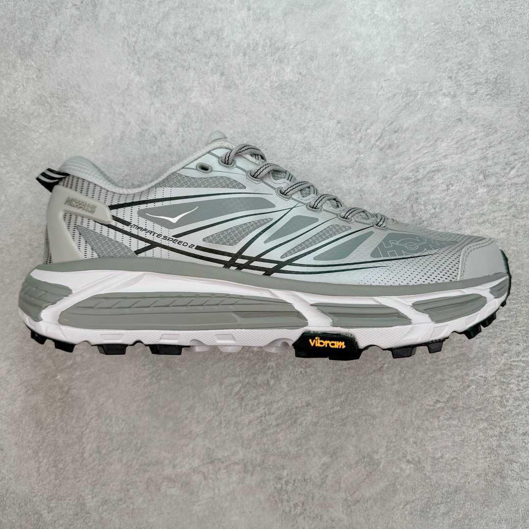 图片[12]-＃福利特价 HOKA ONE ONE Mafate Speed 2Low 玛法特2代系列低帮轻量户外越野休闲运动慢跑鞋 HOKA ONE ONE 最近推出了一个胶囊系列 Origin Story 这个系列里的 Mafate Speed 2 可以说让我日思夜想有一阵子了 最近终于拔草 让我来分享一下这双也是上脚赞到爆的越野跑鞋吧 以阿尔卑斯山脉作为主题将亮黄色与蓝色调覆盖在这经典轮廓之上 配色的呈现效果相当亮眼 以至于很多人买这个配色是用来日常搭配的 鞋面采用超轻的无缝架构 轻薄的TPU贴在透气的鞋面材料上 减轻重量同时也保证了支撑性 鞋底则采用滚动平衡技术 引导跑者回归自然步态 祖传的神奇EVA材质中底依旧是一如既往地表现优秀 能提供充足的缓震 作为HOKA家的越野跑鞋 VIBRAM 橡胶大底也是必不可少的 即便在复杂湿滑的地形 依旧能有良好的抓地力及稳定性 鞋带采用了弹性不易松脱的扁宽弹性鞋带 前掌与中掌部分也进行了加宽 也更加适合亚洲人的脚型 是一款十分全面且足够强悍的户外硬核越野鞋 而这双极其亮眼的越野跑鞋恰好又是在江山一百中参赛的UTMB冠军 Ludovic POMMERET 夺冠时穿着的战靴 这就让它变得更加有吸引力了 用来日常搭配的话短裤是基本不挑 长裤我个人推荐阔腿裤 工装裤以及各种长筒牛仔裤都可以 尺码：36 36.5 37.5 38 38.5 39 40 40.5 41 42 42.5 43 44 45-选品中心