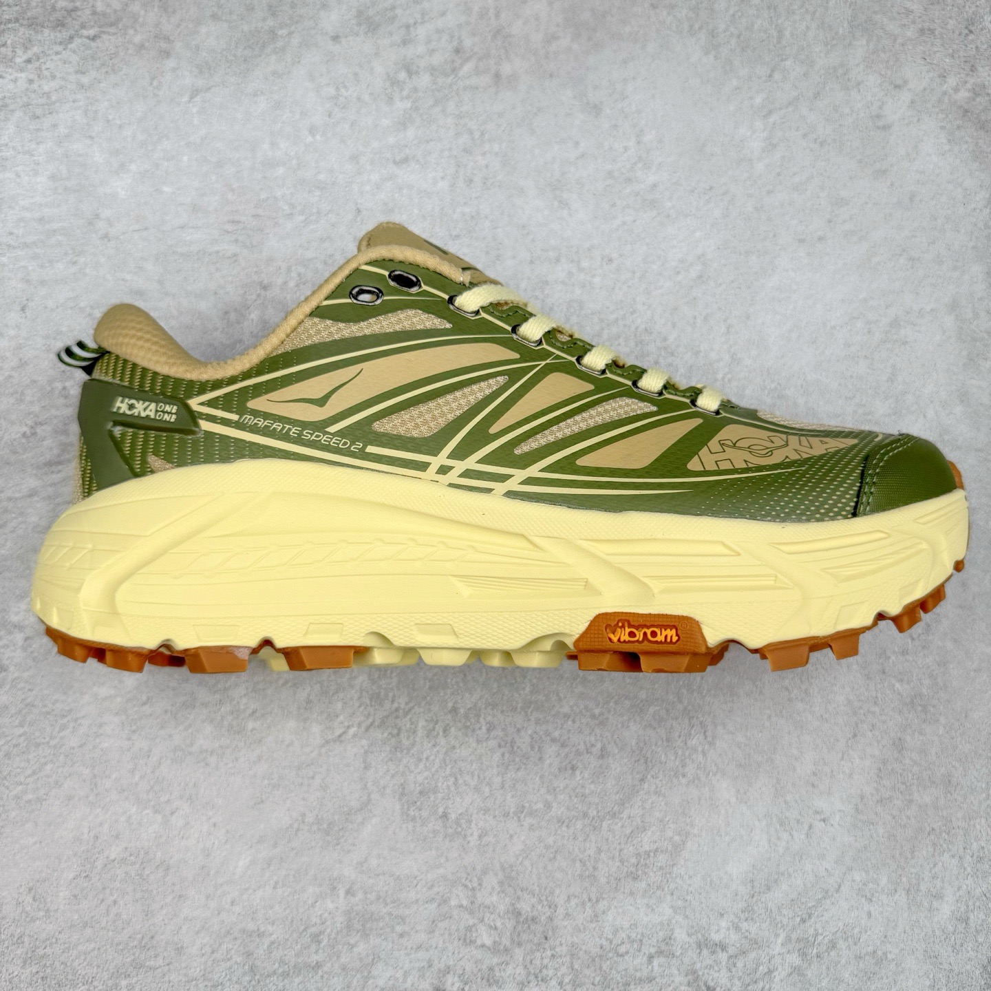 图片[4]-＃福利特价 HOKA ONE ONE Mafate Speed 2Low 玛法特2代系列低帮轻量户外越野休闲运动慢跑鞋 HOKA ONE ONE 最近推出了一个胶囊系列 Origin Story 这个系列里的 Mafate Speed 2 可以说让我日思夜想有一阵子了 最近终于拔草 让我来分享一下这双也是上脚赞到爆的越野跑鞋吧 以阿尔卑斯山脉作为主题将亮黄色与蓝色调覆盖在这经典轮廓之上 配色的呈现效果相当亮眼 以至于很多人买这个配色是用来日常搭配的 鞋面采用超轻的无缝架构 轻薄的TPU贴在透气的鞋面材料上 减轻重量同时也保证了支撑性 鞋底则采用滚动平衡技术 引导跑者回归自然步态 祖传的神奇EVA材质中底依旧是一如既往地表现优秀 能提供充足的缓震 作为HOKA家的越野跑鞋 VIBRAM 橡胶大底也是必不可少的 即便在复杂湿滑的地形 依旧能有良好的抓地力及稳定性 鞋带采用了弹性不易松脱的扁宽弹性鞋带 前掌与中掌部分也进行了加宽 也更加适合亚洲人的脚型 是一款十分全面且足够强悍的户外硬核越野鞋 而这双极其亮眼的越野跑鞋恰好又是在江山一百中参赛的UTMB冠军 Ludovic POMMERET 夺冠时穿着的战靴 这就让它变得更加有吸引力了 用来日常搭配的话短裤是基本不挑 长裤我个人推荐阔腿裤 工装裤以及各种长筒牛仔裤都可以 尺码：36 36.5 37.5 38 38.5 39 40 40.5 41 42 42.5 43 44 45-选品中心