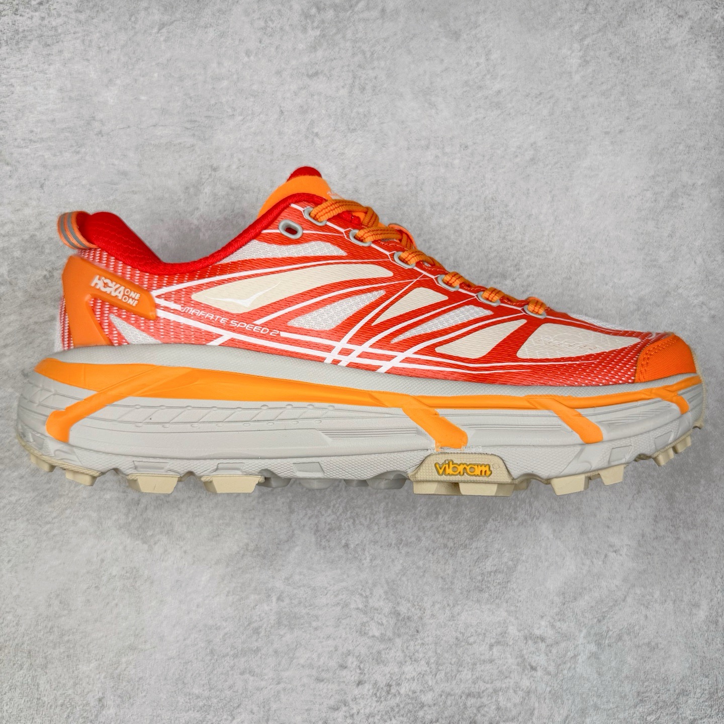图片[20]-＃福利特价 HOKA ONE ONE Mafate Speed 2Low 玛法特2代系列低帮轻量户外越野休闲运动慢跑鞋 HOKA ONE ONE 最近推出了一个胶囊系列 Origin Story 这个系列里的 Mafate Speed 2 可以说让我日思夜想有一阵子了 最近终于拔草 让我来分享一下这双也是上脚赞到爆的越野跑鞋吧 以阿尔卑斯山脉作为主题将亮黄色与蓝色调覆盖在这经典轮廓之上 配色的呈现效果相当亮眼 以至于很多人买这个配色是用来日常搭配的 鞋面采用超轻的无缝架构 轻薄的TPU贴在透气的鞋面材料上 减轻重量同时也保证了支撑性 鞋底则采用滚动平衡技术 引导跑者回归自然步态 祖传的神奇EVA材质中底依旧是一如既往地表现优秀 能提供充足的缓震 作为HOKA家的越野跑鞋 VIBRAM 橡胶大底也是必不可少的 即便在复杂湿滑的地形 依旧能有良好的抓地力及稳定性 鞋带采用了弹性不易松脱的扁宽弹性鞋带 前掌与中掌部分也进行了加宽 也更加适合亚洲人的脚型 是一款十分全面且足够强悍的户外硬核越野鞋 而这双极其亮眼的越野跑鞋恰好又是在江山一百中参赛的UTMB冠军 Ludovic POMMERET 夺冠时穿着的战靴 这就让它变得更加有吸引力了 用来日常搭配的话短裤是基本不挑 长裤我个人推荐阔腿裤 工装裤以及各种长筒牛仔裤都可以 尺码：36 36.5 37.5 38 38.5 39 40 40.5 41 42 42.5 43 44 45-选品中心