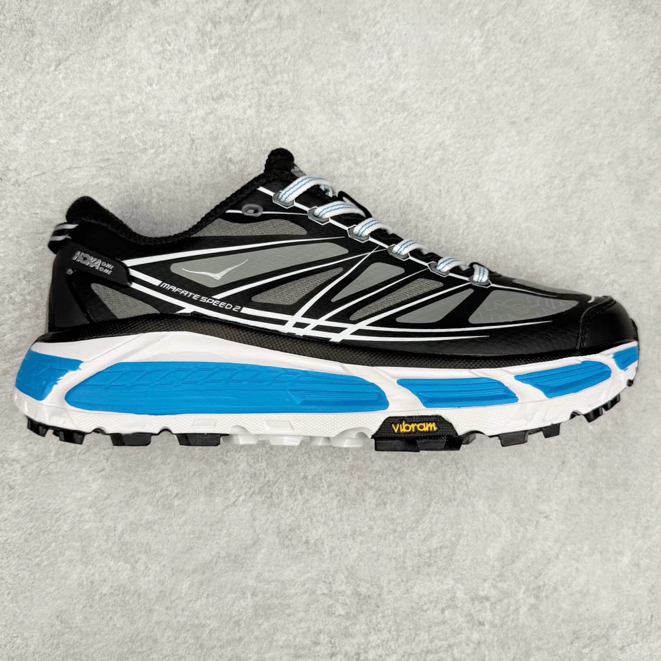 图片[17]-＃福利特价 HOKA ONE ONE Mafate Speed 2Low 玛法特2代系列低帮轻量户外越野休闲运动慢跑鞋 HOKA ONE ONE 最近推出了一个胶囊系列 Origin Story 这个系列里的 Mafate Speed 2 可以说让我日思夜想有一阵子了 最近终于拔草 让我来分享一下这双也是上脚赞到爆的越野跑鞋吧 以阿尔卑斯山脉作为主题将亮黄色与蓝色调覆盖在这经典轮廓之上 配色的呈现效果相当亮眼 以至于很多人买这个配色是用来日常搭配的 鞋面采用超轻的无缝架构 轻薄的TPU贴在透气的鞋面材料上 减轻重量同时也保证了支撑性 鞋底则采用滚动平衡技术 引导跑者回归自然步态 祖传的神奇EVA材质中底依旧是一如既往地表现优秀 能提供充足的缓震 作为HOKA家的越野跑鞋 VIBRAM 橡胶大底也是必不可少的 即便在复杂湿滑的地形 依旧能有良好的抓地力及稳定性 鞋带采用了弹性不易松脱的扁宽弹性鞋带 前掌与中掌部分也进行了加宽 也更加适合亚洲人的脚型 是一款十分全面且足够强悍的户外硬核越野鞋 而这双极其亮眼的越野跑鞋恰好又是在江山一百中参赛的UTMB冠军 Ludovic POMMERET 夺冠时穿着的战靴 这就让它变得更加有吸引力了 用来日常搭配的话短裤是基本不挑 长裤我个人推荐阔腿裤 工装裤以及各种长筒牛仔裤都可以 尺码：36 36.5 37.5 38 38.5 39 40 40.5 41 42 42.5 43 44 45-选品中心
