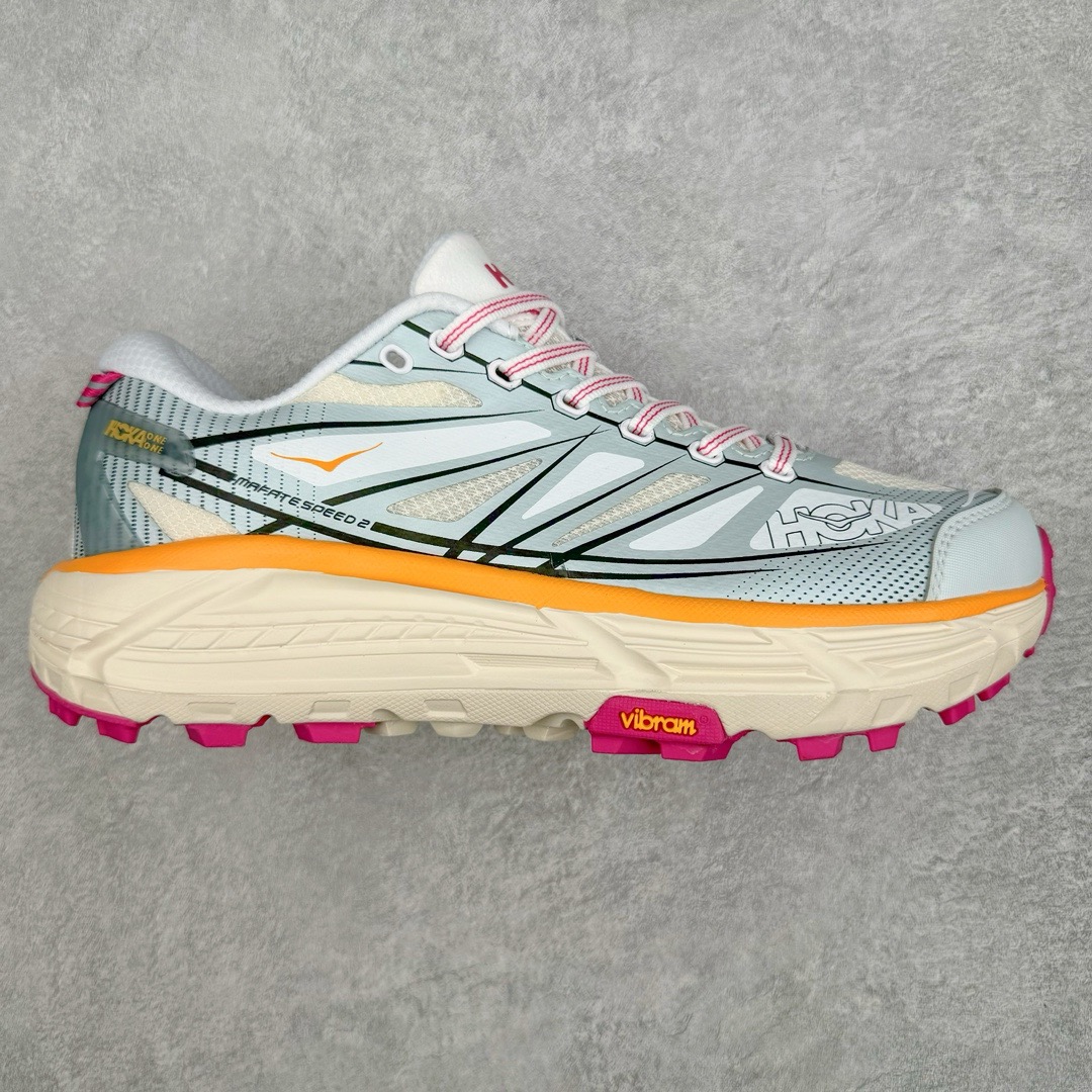 图片[9]-＃福利特价 HOKA ONE ONE Mafate Speed 2Low 玛法特2代系列低帮轻量户外越野休闲运动慢跑鞋 HOKA ONE ONE 最近推出了一个胶囊系列 Origin Story 这个系列里的 Mafate Speed 2 可以说让我日思夜想有一阵子了 最近终于拔草 让我来分享一下这双也是上脚赞到爆的越野跑鞋吧 以阿尔卑斯山脉作为主题将亮黄色与蓝色调覆盖在这经典轮廓之上 配色的呈现效果相当亮眼 以至于很多人买这个配色是用来日常搭配的 鞋面采用超轻的无缝架构 轻薄的TPU贴在透气的鞋面材料上 减轻重量同时也保证了支撑性 鞋底则采用滚动平衡技术 引导跑者回归自然步态 祖传的神奇EVA材质中底依旧是一如既往地表现优秀 能提供充足的缓震 作为HOKA家的越野跑鞋 VIBRAM 橡胶大底也是必不可少的 即便在复杂湿滑的地形 依旧能有良好的抓地力及稳定性 鞋带采用了弹性不易松脱的扁宽弹性鞋带 前掌与中掌部分也进行了加宽 也更加适合亚洲人的脚型 是一款十分全面且足够强悍的户外硬核越野鞋 而这双极其亮眼的越野跑鞋恰好又是在江山一百中参赛的UTMB冠军 Ludovic POMMERET 夺冠时穿着的战靴 这就让它变得更加有吸引力了 用来日常搭配的话短裤是基本不挑 长裤我个人推荐阔腿裤 工装裤以及各种长筒牛仔裤都可以 尺码：36 36.5 37.5 38 38.5 39 40 40.5 41 42 42.5 43 44 45-选品中心