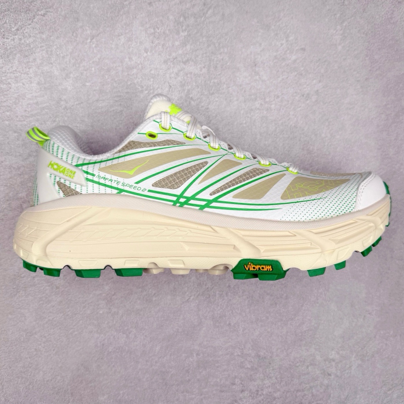 图片[19]-＃福利特价 HOKA ONE ONE Mafate Speed 2Low 玛法特2代系列低帮轻量户外越野休闲运动慢跑鞋 HOKA ONE ONE 最近推出了一个胶囊系列 Origin Story 这个系列里的 Mafate Speed 2 可以说让我日思夜想有一阵子了 最近终于拔草 让我来分享一下这双也是上脚赞到爆的越野跑鞋吧 以阿尔卑斯山脉作为主题将亮黄色与蓝色调覆盖在这经典轮廓之上 配色的呈现效果相当亮眼 以至于很多人买这个配色是用来日常搭配的 鞋面采用超轻的无缝架构 轻薄的TPU贴在透气的鞋面材料上 减轻重量同时也保证了支撑性 鞋底则采用滚动平衡技术 引导跑者回归自然步态 祖传的神奇EVA材质中底依旧是一如既往地表现优秀 能提供充足的缓震 作为HOKA家的越野跑鞋 VIBRAM 橡胶大底也是必不可少的 即便在复杂湿滑的地形 依旧能有良好的抓地力及稳定性 鞋带采用了弹性不易松脱的扁宽弹性鞋带 前掌与中掌部分也进行了加宽 也更加适合亚洲人的脚型 是一款十分全面且足够强悍的户外硬核越野鞋 而这双极其亮眼的越野跑鞋恰好又是在江山一百中参赛的UTMB冠军 Ludovic POMMERET 夺冠时穿着的战靴 这就让它变得更加有吸引力了 用来日常搭配的话短裤是基本不挑 长裤我个人推荐阔腿裤 工装裤以及各种长筒牛仔裤都可以 尺码：36 36.5 37.5 38 38.5 39 40 40.5 41 42 42.5 43 44 45-选品中心