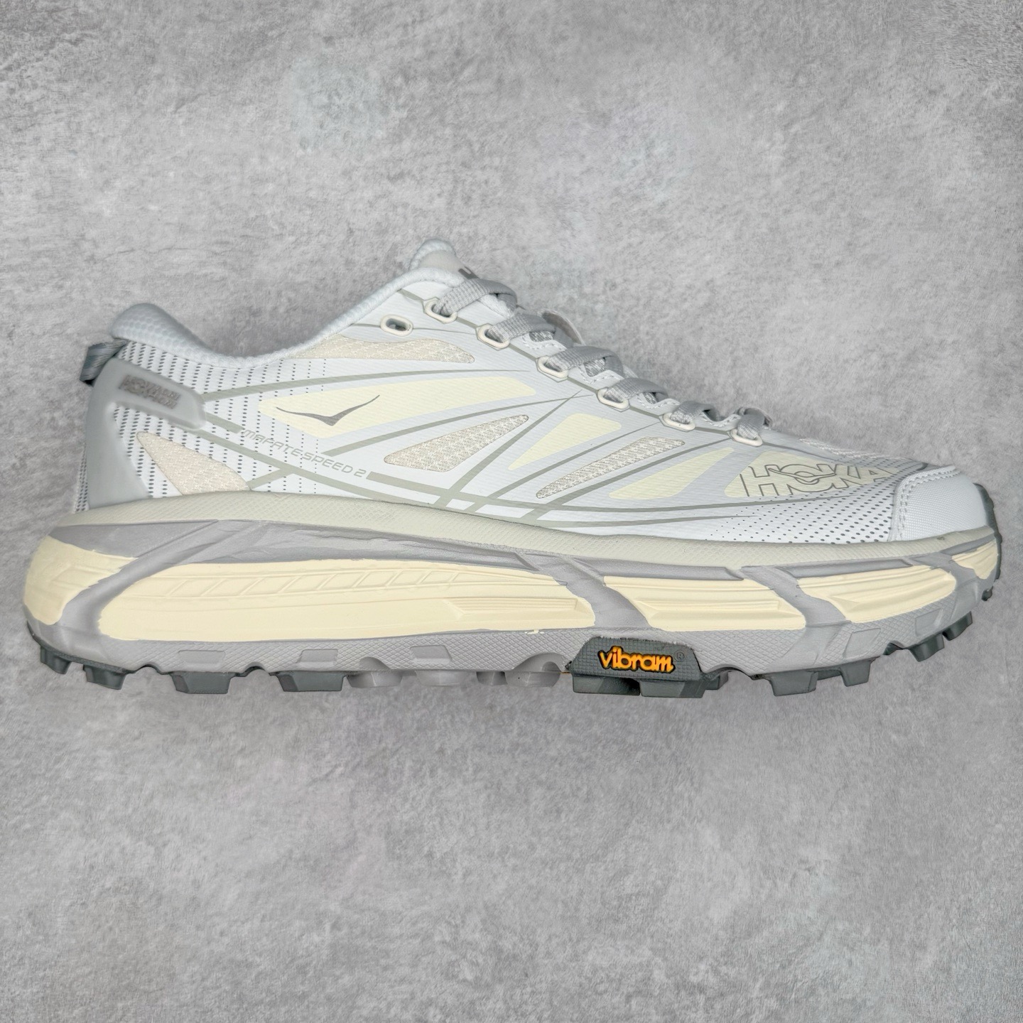 ＃福利特价 HOKA ONE ONE Mafate Speed 2Low 玛法特2代系列低帮轻量户外越野休闲运动慢跑鞋 HOKA ONE ONE 最近推出了一个胶囊系列 Origin Story 这个系列里的 Mafate Speed 2 可以说让我日思夜想有一阵子了 最近终于拔草 让我来分享一下这双也是上脚赞到爆的越野跑鞋吧 以阿尔卑斯山脉作为主题将亮黄色与蓝色调覆盖在这经典轮廓之上 配色的呈现效果相当亮眼 以至于很多人买这个配色是用来日常搭配的 鞋面采用超轻的无缝架构 轻薄的TPU贴在透气的鞋面材料上 减轻重量同时也保证了支撑性 鞋底则采用滚动平衡技术 引导跑者回归自然步态 祖传的神奇EVA材质中底依旧是一如既往地表现优秀 能提供充足的缓震 作为HOKA家的越野跑鞋 VIBRAM 橡胶大底也是必不可少的 即便在复杂湿滑的地形 依旧能有良好的抓地力及稳定性 鞋带采用了弹性不易松脱的扁宽弹性鞋带 前掌与中掌部分也进行了加宽 也更加适合亚洲人的脚型 是一款十分全面且足够强悍的户外硬核越野鞋 而这双极其亮眼的越野跑鞋恰好又是在江山一百中参赛的UTMB冠军 Ludovic POMMERET 夺冠时穿着的战靴 这就让它变得更加有吸引力了 用来日常搭配的话短裤是基本不挑 长裤我个人推荐阔腿裤 工装裤以及各种长筒牛仔裤都可以 尺码：36 36.5 37.5 38 38.5 39 40 40.5 41 42 42.5 43 44 45-选品中心