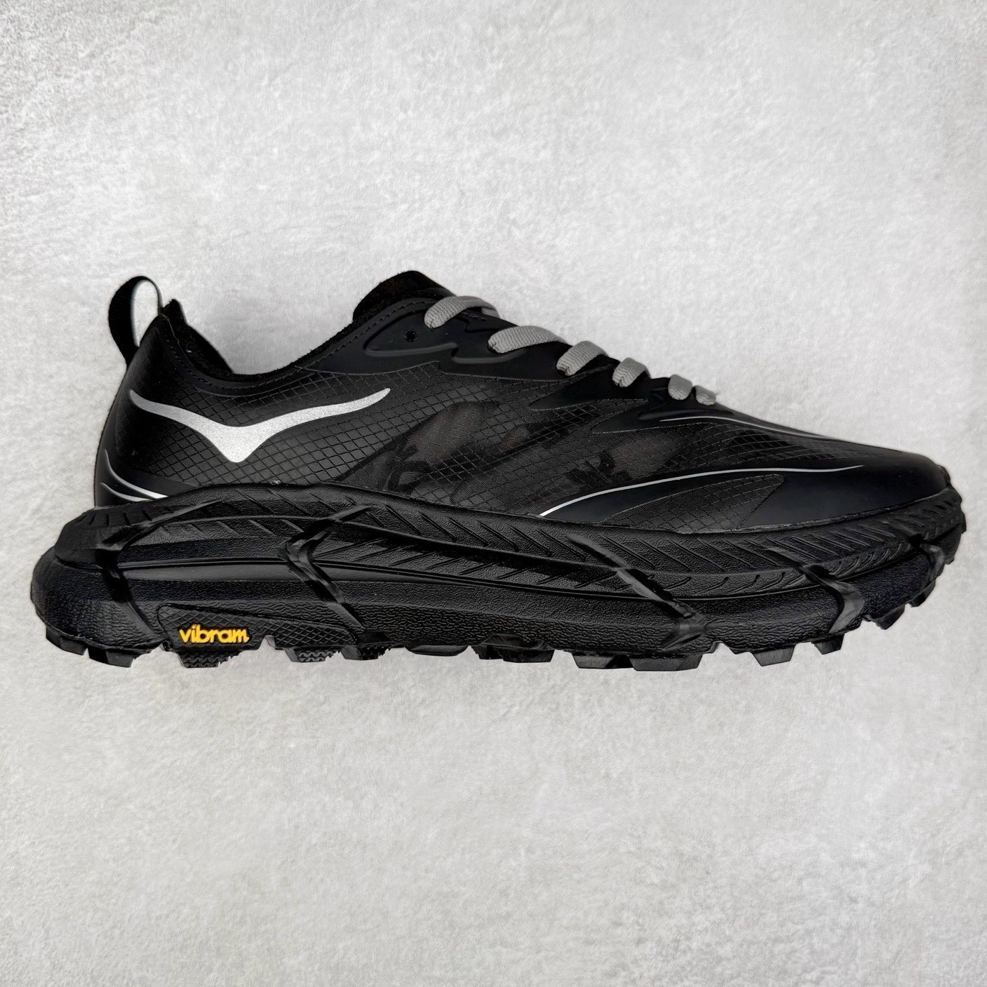 图片[6]-＃特价福利 Satisfy x HOKA ONE ONE 百搭简约防滑耐磨低帮跑步鞋 联名配色 球鞋继承了HOKA的经典越野鞋型MAFATE SPEED 4的设计，更在此基础上进行了创新和提升，使得它既适合户外越野跑，又充满了时尚潮流的元素。它的半透明鞋面设计，不仅让鞋身看起来更加轻便，而且提供了良好的透气性。而保护性的防撕裂尼龙面料，则确保了在复杂地形中的耐用性。这样的设计，让人在享受奔跑的同时，也能感受到鞋底带来的舒适。双层ProFly™中底的使用，是这款鞋的另一个亮点。这种中底材质，提供了卓越的缓震性能，无论是在崎岖的山路上，还是在平坦的道路上，都能给跑者带来稳定的支撑。而VIBRAM MEGAGRIP®及LITEBASE®大底的搭载，更是让这款鞋在保持高抓地力的同时，减轻了鞋底的重量，使得每一步跑动都轻盈如飞。尺码：36 36.5 37.5 38 38.5 39 40 40.5 41 42 42.5 43 44 45-选品中心