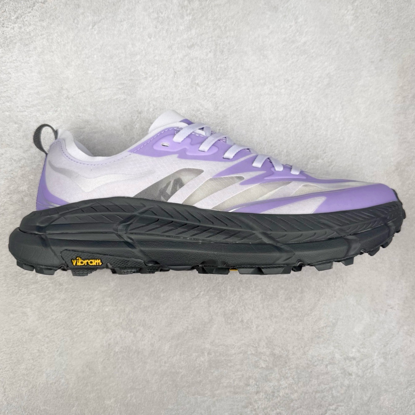 图片[8]-＃特价福利 Satisfy x HOKA ONE ONE 百搭简约防滑耐磨低帮跑步鞋 联名配色 球鞋继承了HOKA的经典越野鞋型MAFATE SPEED 4的设计，更在此基础上进行了创新和提升，使得它既适合户外越野跑，又充满了时尚潮流的元素。它的半透明鞋面设计，不仅让鞋身看起来更加轻便，而且提供了良好的透气性。而保护性的防撕裂尼龙面料，则确保了在复杂地形中的耐用性。这样的设计，让人在享受奔跑的同时，也能感受到鞋底带来的舒适。双层ProFly™中底的使用，是这款鞋的另一个亮点。这种中底材质，提供了卓越的缓震性能，无论是在崎岖的山路上，还是在平坦的道路上，都能给跑者带来稳定的支撑。而VIBRAM MEGAGRIP®及LITEBASE®大底的搭载，更是让这款鞋在保持高抓地力的同时，减轻了鞋底的重量，使得每一步跑动都轻盈如飞。尺码：36 36.5 37.5 38 38.5 39 40 40.5 41 42 42.5 43 44 45-选品中心