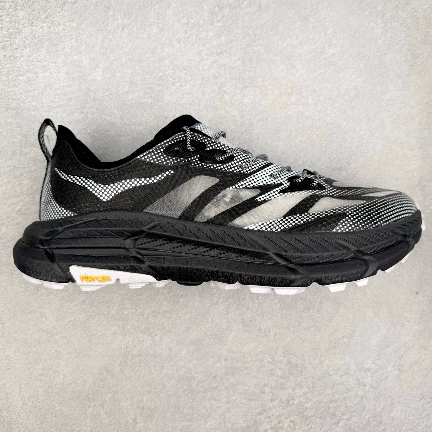 图片[10]-＃特价福利 Satisfy x HOKA ONE ONE 百搭简约防滑耐磨低帮跑步鞋 联名配色 球鞋继承了HOKA的经典越野鞋型MAFATE SPEED 4的设计，更在此基础上进行了创新和提升，使得它既适合户外越野跑，又充满了时尚潮流的元素。它的半透明鞋面设计，不仅让鞋身看起来更加轻便，而且提供了良好的透气性。而保护性的防撕裂尼龙面料，则确保了在复杂地形中的耐用性。这样的设计，让人在享受奔跑的同时，也能感受到鞋底带来的舒适。双层ProFly™中底的使用，是这款鞋的另一个亮点。这种中底材质，提供了卓越的缓震性能，无论是在崎岖的山路上，还是在平坦的道路上，都能给跑者带来稳定的支撑。而VIBRAM MEGAGRIP®及LITEBASE®大底的搭载，更是让这款鞋在保持高抓地力的同时，减轻了鞋底的重量，使得每一步跑动都轻盈如飞。尺码：36 36.5 37.5 38 38.5 39 40 40.5 41 42 42.5 43 44 45-选品中心