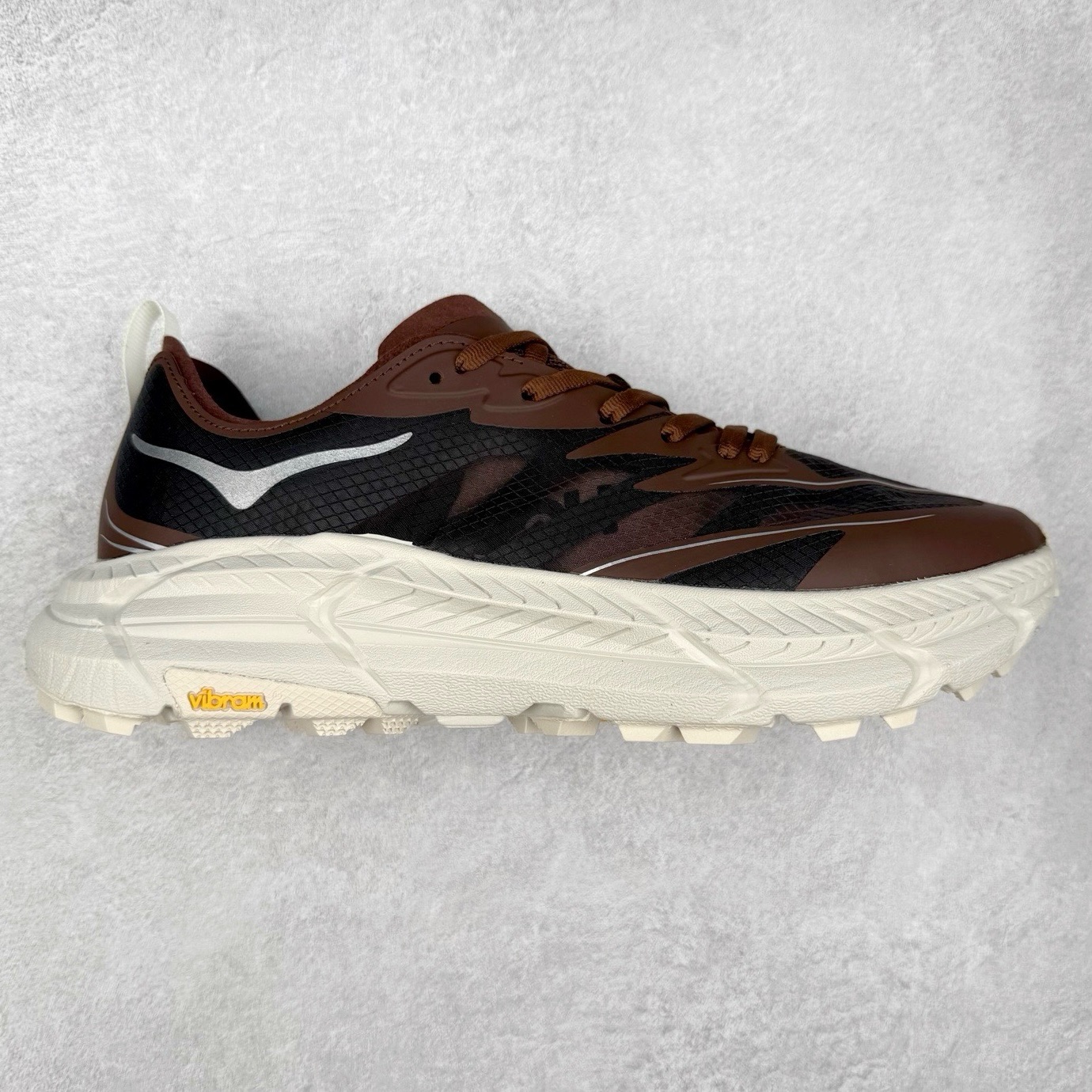 图片[5]-＃特价福利 Satisfy x HOKA ONE ONE 百搭简约防滑耐磨低帮跑步鞋 联名配色 球鞋继承了HOKA的经典越野鞋型MAFATE SPEED 4的设计，更在此基础上进行了创新和提升，使得它既适合户外越野跑，又充满了时尚潮流的元素。它的半透明鞋面设计，不仅让鞋身看起来更加轻便，而且提供了良好的透气性。而保护性的防撕裂尼龙面料，则确保了在复杂地形中的耐用性。这样的设计，让人在享受奔跑的同时，也能感受到鞋底带来的舒适。双层ProFly™中底的使用，是这款鞋的另一个亮点。这种中底材质，提供了卓越的缓震性能，无论是在崎岖的山路上，还是在平坦的道路上，都能给跑者带来稳定的支撑。而VIBRAM MEGAGRIP®及LITEBASE®大底的搭载，更是让这款鞋在保持高抓地力的同时，减轻了鞋底的重量，使得每一步跑动都轻盈如飞。尺码：36 36.5 37.5 38 38.5 39 40 40.5 41 42 42.5 43 44 45-选品中心