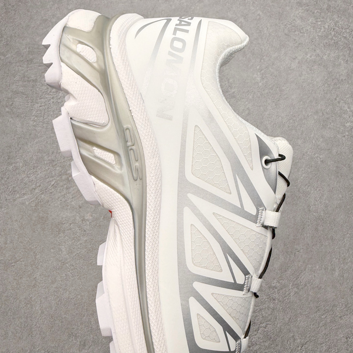 ＃纯原特价‼️Salomon 萨洛蒙 XT-6 复古机能户外跑鞋 这双XT-6 鞋面以锯齿状的包裹系统呈