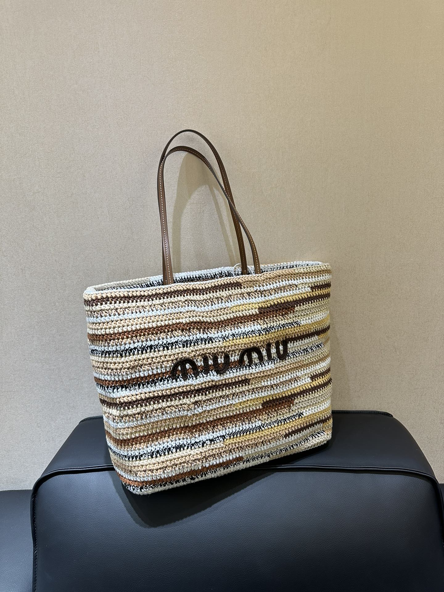 Miu Miu miumiu Rainbow Tote shopping bag is brown, which belongs to the autumn and winter color series. The whole tone is very beautiful! !
