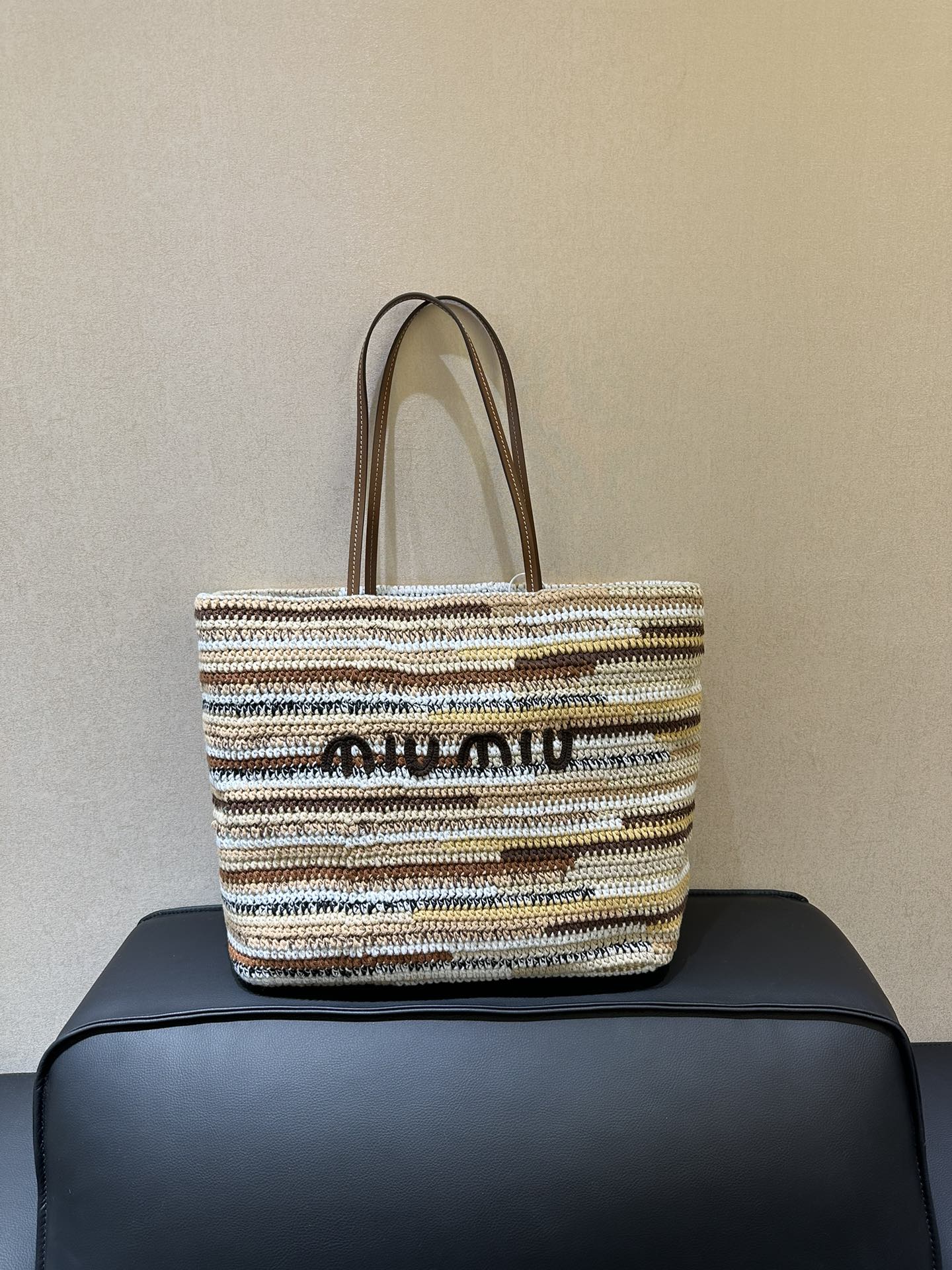Miu Miu miumiu Rainbow Tote shopping bag is brown, which belongs to the autumn and winter color series. The whole tone is very beautiful! !