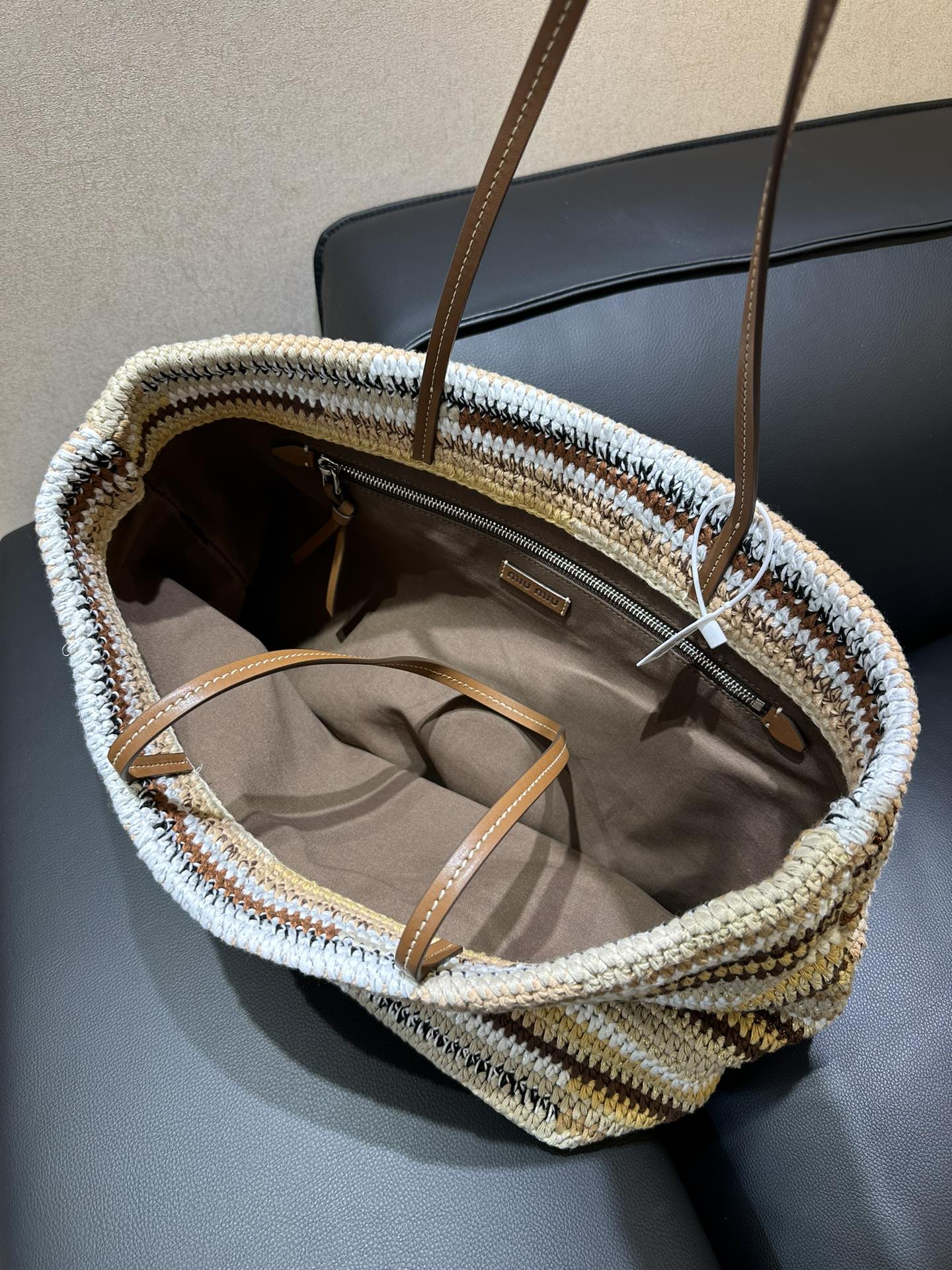 Miu Miu As I said, they are all hand-knitted. They are different from the machine bags on the market. You can tell they are good products just by