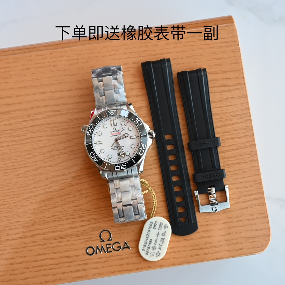 NO:393521,Detail 1 Equipped with a unique original consistent mechanical movement, a vortex structure balance wheel, consistent with the original!  Details 2 The bezel is made of ceramic design, with brushed case made of fine steel. Partially polished. Details 3 Super luminous, hollowed-out pointer and embossed hour markers are rhodium-plated and coated with Super-LumiNova luminous coating. Details 4 Folding double snaps with pressing and fine-tuning extension. Details 5 Ratchet countdown bezel rotates counterclockwise unidirectional Dome sapphire mirror coated anti-glare film Polished ceramic dial, laser engraved corrugated pattern Details 6 The back transparent design clearly shows the beautiful movement through the transparent bottom cover. Bottom cover, hang tag, card protection, three-code in one,19860909细节1 搭载独有的原版一致机械机芯,漩涡形结构摆轮,与原版一致！ 细节2 表圈采用陶瓷设计,精钢材质拉丝表壳 局部抛光处理. 细节3 超强夜光,镂空指针和浮雕小时刻度经镀铑处理,并覆以Super-LumiNova夜光涂层. 细节4 折叠双按扣,带按压微调延展. 细节5 棘轮式倒计时表圈逆时针单向转动 穹型蓝宝石镜面镀防眩光膜 抛光陶瓷表盘,激光镌刻波纹图案 细节6 背透设计通过透明底盖清晰可见其机芯运转美态.底盖,吊牌,保卡,三码合一,,Watch