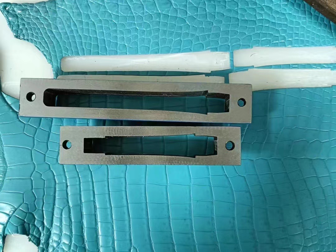 表带采用的是美洲鳄鱼皮表带，美洲鳄的皮质柔软、耐用且具有良好的弹性。和人的指纹一样，每一根美洲鳄皮制作的表带都具有独特的纹理和颜色，每一根都是独一无二的存在～