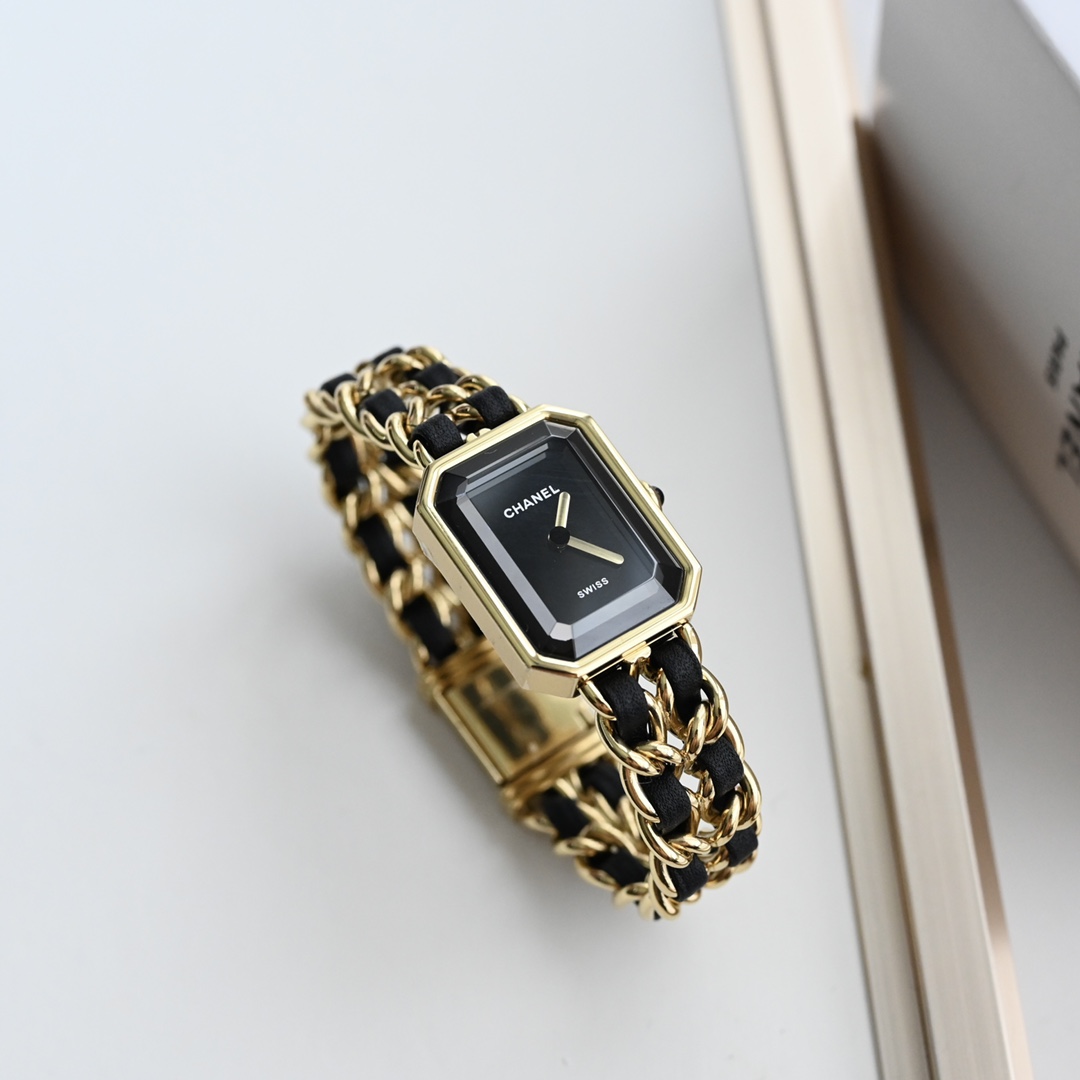 NO:390272,After 35 years of precipitation, it is not only not outdated, but it is becoming more and more charming. The black painted dial is as smooth as a mirror, simple and neat, and does not fear the change of time. The mirror is like a cut gem, clear and crystal clear,19860909经过35年沉淀,不仅没有过时,反到越来越迷人,黑色漆面表盘,光滑如镜,简洁利落,不惧时光变迁,表镜如同切割过的宝石,剔透晶莹,,,Watch