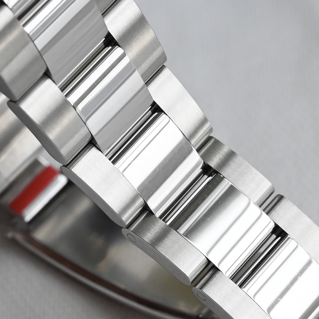 NO:393558,The strap buckle is made of 904L stainless steel parts,19860909表带表扣采用904L精钢散件打磨而成,,Watch