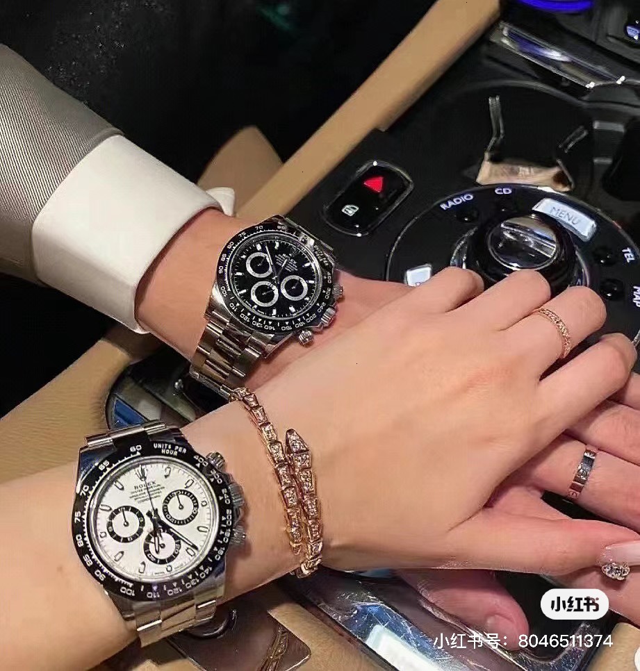 NO:393567,Rolex's cosmic meter Ditona, a legendary series born in 1963, specializes in providing precise timing for racers and extreme endurance races. Panda Di can understand why many people love it so much from the moment they start wearing it. The high-value appearance is elegant and simple and gentlemanly. The Ditona series has always been very popular. The black and white color combination is very similar to the Chinese giant panda appearance, which is often amazing at a glance. This is also the reason why it is called 'Panda Di'. To this day, Panda Di's popularity is still difficult to fade, surpassing the Green Water Ghost, becoming the top three Rolex watches with value retention rates., Rolex19860909劳力士的宇宙计型迪通拿,这是一个诞生于1963年的传奇系列,专门为赛车手以及极速耐力赛提供精确计时的多功能机械表.熊猫迪单单从上手佩戴的瞬间,就能够明白为什么很多人这么忠爱它,高颜值的外观佩戴起来优雅简约也非常绅士,迪通拿系列一直都备受欢迎,非黑即白的色彩搭配,跟中国的大熊猫外观相似度极高,常常让人一眼就惊艳,这也是为何会被我们叫做“熊猫迪”的原因所在.时至今日熊猫迪的热度依旧难褪,力压绿水鬼,成为了保值率排名前三的劳力士手表.,,rolex,Watch