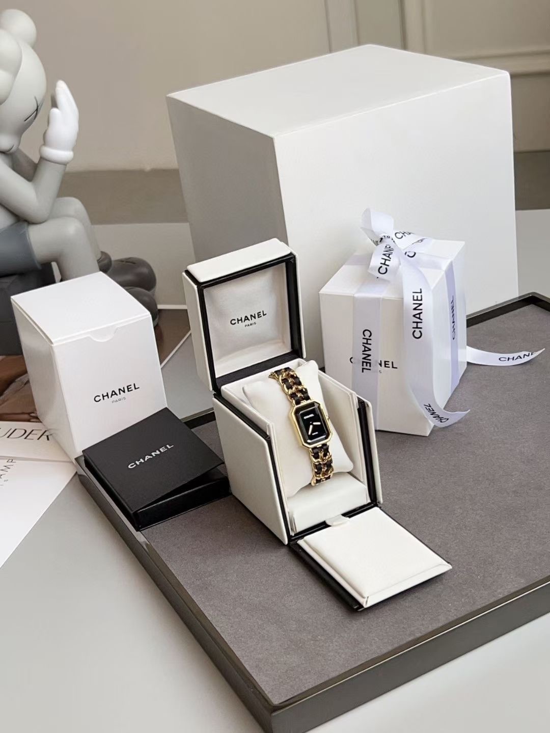 NO:391394,Three colors, OEM is not any version on the market!  There are 100 materials to prepare for everyone!  It's another ceiling-level item!  The watch that has made many people dream of is finally back  The watch that has made many people dream of has finally come back. The return of Xiaoxiang remière watch is because the first remière watch was discontinued after it was released for a while, and then it was mainly based on 'black and silver' color schemes. However, girls' pursuit of the original 'black and gold' remière watch has been very enthusiastic until today. Three sizes SMLs are accepted, and the size details I placed on the 22nd new crown, the strap buckle has been changed. The shape of the new remière watch still reflects the style logo of the Chanel brand everywhere. For example, the octagonal case of the watch is inspired by the No. 5 perfume bottle cap and the outline of the Fonden Square. Perfume No. 5 is the first perfume created by Gabriel Chanel. The case of the remière watch is exactly the same as the octagonal bottle cap of the perfume, without any embellishment, like a perfectly cut diamond.  Black silver, the popular color for a long time, was because the first remière watch was discontinued after it was released for a while, and then it was mainly based on 'black silver' color schemes. However, girls' pursuit of the original 'black gold' remière watch has been very enthusiastic until today, and black gold and black silver are both beautiful!  Black silver is also beautiful. If you talk about Chanel's style rules, perhaps most people will think of freedom and fashion. What is freedom?  Freedom is 'to please yourself' and 'create my style according to my needs'. What is fashion?  This reminds me of a sentence in the movie COCOCHANEL 'Fashion is about ideas, lifestyle, way of thinking and identity'. The new crown model is round, with a watch strap, drawn inspiration from the leather chain of another Chanel style logo - the iconic diamond handbag, and is made of interwoven steel and black leather. Limited powder. This is the limited color. Pink yyds is also good to use, and it looks pink and tender girlish!  There are also three sizes. Unlike regular watches, the bracelet length of special watches such as the remière series is difficult to adjust. You can first measure your wrist circumference and then choose the corresponding watch size. Some girls may worry that their wrists are too thick or too thin. In fact, there is no need to worry about this at all. The remière series watches with multiple sizes have been prepared for every Chanel girl. The strap details!  The new face-up buckle is much more convenient. The strap size S/M/L3 specifications and lengths S code-155mm M code-165mm L code-175mm Comparison between the middle and new models. By the way, let me show you the packaging and synchronous!  Unique!  Pink dynamic reference. Limited powder is really good looking candy cubes for 36 years. The return of 'sugar cubes' has caused a craze and is highly sought after. Everyone will know when they go to the store and ask, it is true that it is difficult to buy., chanel, chanel19860909三个配色,代工单不是任何市面的版本！素材有一百个大家准备吧！又是天花板级别的单品！ 方糖黑金、黑银、还有限量粉 让多少人魂牵梦绕的表,终于又回来了 让多少人魂牵梦绕的表,终于又回来了,小香remière腕表的再次回归是因为首款remière腕表在发行一段时间后就停产了,之后更多地以“黑银”配色为主,但女生们对原版“黑金”remière腕表的追捧,直到今天都非常热烈.三个尺寸sml接单,尺寸明细我放在最22款新款表冠,表带扣更改,全新remière腕表的造型依然处处体现着香奈儿品牌的风格标志.例如腕表的八角形表壳,灵感来自5号香水瓶盖和芳登广场的轮廓.5号香水是嘉柏丽尔·香奈儿创作的第一款香水,remière腕表的表壳和香水的八角形瓶盖如出一辙,没有任何缀饰,就像一颗完美切割的钻石. 黑银,前面很长一段时间的流行色,是因为首款remière腕表在发行一段时间后就停产了,之后更多地以“黑银”配色为主,但女生们对原版“黑金”remière腕表的追捧,直到今天都非常热烈,黑金、黑银都好看！黑银同样好看,如果说起香奈儿的风格法则,也许大多数人都会想到自由和时尚.什么是自由？自由是“为取悦自己”,是“根据我的需求来创造我的风格”.什么又是时尚？这让我想到电影COCOCHANEL里的一句话“时尚关乎于想法、关乎于生活方式、思考方式和身份”. 表冠新款是圆的,腕表表带,从香奈儿另一风格标志——标志性菱格纹手袋的皮穿链中汲取灵感,采用精钢和黑色皮革交织而成. 限量粉.这是的限量色 粉色yyds不撞款上手也好看,粉嫩少女心！同样是三个尺寸,不同于常规表款,像remière系列这类特别表款的表链长度很难进行调整,大家可以先测量好自己的手腕腕围,再选择相对应的腕表尺码.有些女生可能会担心自己的手腕过粗或过细,其实这点完全不用担心,拥有多种尺码的remière系列腕表,为每一位香奈儿女孩都做了准备.表带细节！新款改款表扣方便很多 表带尺寸S/M/L3个规格长度 S码-155mm M码-165mm L码-175mm 中古款和新款对比 对了,给大家看下包装,同步的！独一份！粉色动态参考.限量粉真的很好看方糖面世36年来一直是女生心中的梦想腕表.“方糖”回归,引发热潮备受追捧,大家去店里一问便知,不好买也是真的.,,chanel,chanel,Watch