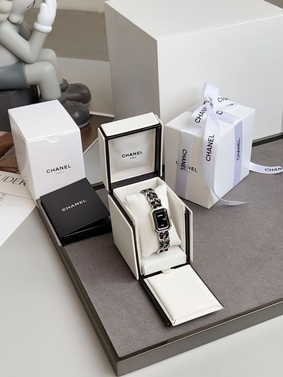 NO:390995,Three colors, OEM is not any version on the market!  There are 100 materials to prepare for everyone!  It's another ceiling-level item!  The watch that has made many people dream of is finally back  The watch that has made many people dream of has finally come back. The return of Xiaoxiang remière watch is because the first remière watch was discontinued after it was released for a while, and then it was mainly based on 'black and silver' color schemes. However, girls' pursuit of the original 'black and gold' remière watch has been very enthusiastic until today. Three sizes SMLs are accepted, and the size details I placed on the 22nd new crown, the strap buckle has been changed. The shape of the new remière watch still reflects the style logo of the Chanel brand everywhere. For example, the octagonal case of the watch is inspired by the No. 5 perfume bottle cap and the outline of the Fonden Square. Perfume No. 5 is the first perfume created by Gabriel Chanel. The case of the remière watch is exactly the same as the octagonal bottle cap of the perfume, without any embellishment, like a perfectly cut diamond.  Black silver, the popular color for a long time, was because the first remière watch was discontinued after it was released for a while, and then it was mainly based on 'black silver' color schemes. However, girls' pursuit of the original 'black gold' remière watch has been very enthusiastic until today, and black gold and black silver are both beautiful!  Black silver is also beautiful. If you talk about Chanel's style rules, perhaps most people will think of freedom and fashion. What is freedom?  Freedom is 'to please yourself' and 'create my style according to my needs'. What is fashion?  This reminds me of a sentence in the movie COCOCHANEL 'Fashion is about ideas, lifestyle, way of thinking and identity'. The new crown model is round, with a watch strap, drawn inspiration from the leather chain of Chanel's other style logo - the iconic diamond-shaped handbag, and is made of interwoven steel and black leather. Limited powder. This is the limited color. Pink yyds is also good to use, and it looks pink and tender girlish!  There are also three sizes. Unlike regular watches, the bracelet length of special watches such as the remière series is difficult to adjust. You can first measure your wrist circumference and then choose the corresponding watch size. Some girls may worry that their wrists are too thick or too thin. In fact, there is no need to worry about this at all. The remière series watches with multiple sizes have been prepared for every Chanel girl. The strap details!  The new face-up buckle is much more convenient. The strap size S/M/L3 specifications and lengths S code-155mm M code-165mm L code-175mm Comparison between the middle and new models. By the way, let me show you the packaging and synchronous!  Unique!  Pink dynamic reference. Limited powder is really good looking candy cubes for 36 years. The return of 'sugar cubes' has caused a craze and is highly sought after. Everyone will know when they go to the store and ask, it is true that it is difficult to buy., chanel, chanel19860909三个配色,代工单不是任何市面的版本！素材有一百个大家准备吧！又是天花板级别的单品！ 方糖黑金、黑银、还有限量粉 让多少人魂牵梦绕的表,终于又回来了 让多少人魂牵梦绕的表,终于又回来了,小香remière腕表的再次回归是因为首款remière腕表在发行一段时间后就停产了,之后更多地以“黑银”配色为主,但女生们对原版“黑金”remière腕表的追捧,直到今天都非常热烈.三个尺寸sml接单,尺寸明细我放在最22款新款表冠,表带扣更改,全新remière腕表的造型依然处处体现着香奈儿品牌的风格标志.例如腕表的八角形表壳,灵感来自5号香水瓶盖和芳登广场的轮廓.5号香水是嘉柏丽尔·香奈儿创作的第一款香水,remière腕表的表壳和香水的八角形瓶盖如出一辙,没有任何缀饰,就像一颗完美切割的钻石. 黑银,前面很长一段时间的流行色,是因为首款remière腕表在发行一段时间后就停产了,之后更多地以“黑银”配色为主,但女生们对原版“黑金”remière腕表的追捧,直到今天都非常热烈,黑金、黑银都好看！黑银同样好看,如果说起香奈儿的风格法则,也许大多数人都会想到自由和时尚.什么是自由？自由是“为取悦自己”,是“根据我的需求来创造我的风格”.什么又是时尚？这让我想到电影COCOCHANEL里的一句话“时尚关乎于想法、关乎于生活方式、思考方式和身份”. 表冠新款是圆的,腕表表带,从香奈儿另一风格标志——标志性菱格纹手袋的皮穿链中汲取灵感,采用精钢和黑色皮革交织而成. 限量粉.这是的限量色 粉色yyds不撞款上手也好看,粉嫩少女心！同样是三个尺寸,不同于常规表款,像remière系列这类特别表款的表链长度很难进行调整,大家可以先测量好自己的手腕腕围,再选择相对应的腕表尺码.有些女生可能会担心自己的手腕过粗或过细,其实这点完全不用担心,拥有多种尺码的remière系列腕表,为每一位香奈儿女孩都做了准备.表带细节！新款改款表扣方便很多 表带尺寸S/M/L3个规格长度 S码-155mm M码-165mm L码-175mm 中古款和新款对比 对了,给大家看下包装,同步的！独一份！粉色动态参考.限量粉真的很好看方糖面世36年来一直是女生心中的梦想腕表.“方糖”回归,引发热潮备受追捧,大家去店里一问便知,不好买也是真的.,,chanel,chanel,Watch