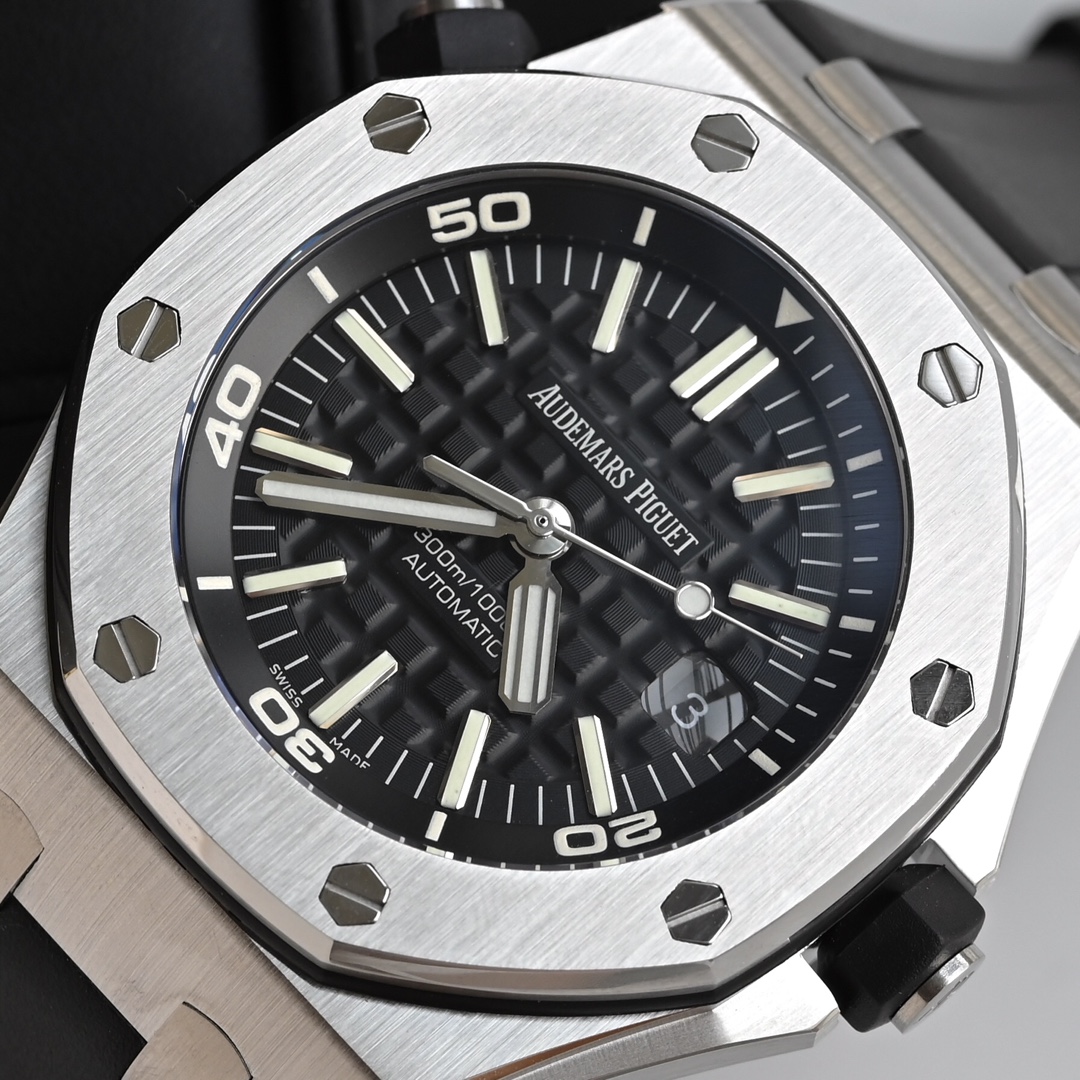 NO:391052,It is from the great master of the contemporary clock and watch (no one) and the design is rough and ostentatious. The special octagonal porthole bezel is closely combined with the case with 8 hexagonal screws, which is highly recognizable and very stable. The inner liner structure design makes it have inadvertent magnetic and excellent diving performance, protecting the stability of the movement!  The black watch at ten o'clock can adjust the literal digital circles, diving enthusiasts should understand its function!  300m waterproof, super strong night,19860909出自当代最伟大的钟表大师（没有之一）尊达之手,设计粗旷张扬,特殊的八角形舷窗表圈用8颗六角螺钉与表壳紧密结合,辨识度极高,且极具稳定性,内胆结构设计更使它具备不慎防磁和卓越的潜水性能,保护机芯的稳定性！十点钟方向的黑色表把可以调字面里的数字圈,潜水爱好者应该懂它的作用！300m防水,超强夜,,Watch