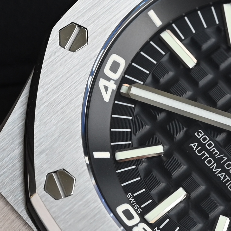 NO:391058,Diving enthusiasts should understand its function!  300m waterproof, super luminous!  The convex grid on the literal surface has a mapping circle that spreads from the inside to the outside, and the three-dimensional and delicate effect is beyond the ordinary goods on the market!  ,19860909潜水爱好者应该懂它的作用！300m防水,超强夜光！字面上的凸状格子有映射圈从内向外扩散,立体细腻的效果非市面上普通货所能比极！,,Watch