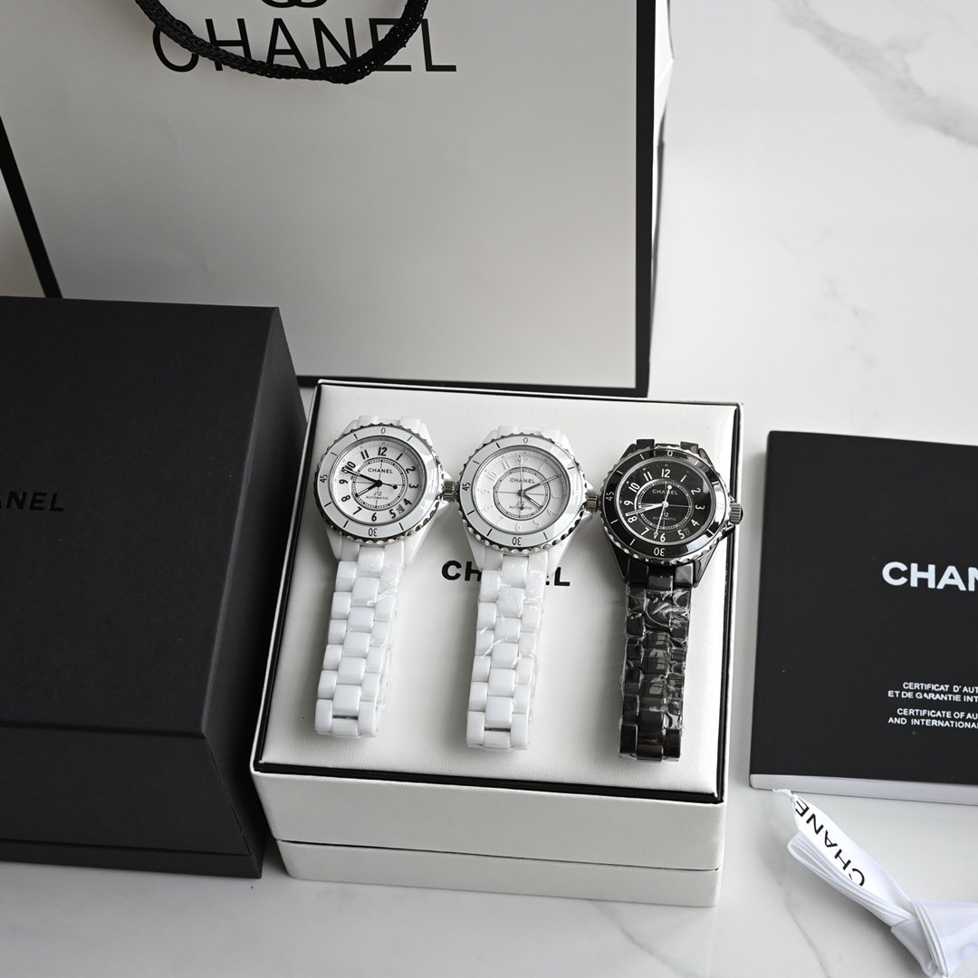 NO:764791,Newly added style - HT super ceramic - Chanel J12 series 33mm steel cover women's watch_H4863, made of the same high-density tempered ceramic material as the original version. It is light in texture, anti-wear and non-allergic, and will never fade. The warm and jade-like appearance is infinitely close to the original color (different from the yellowish color of other versions on the market). ①: Equipped with the same 956.612 movement of the Swiss ETA genuine.  ②: The dial scale technology is also consistent with the original version. The market exclusively uses rubber strips, which is different from other versions that use metal spray. ③: Newly added styles are available in the original one, one small and one large, small 33mm and large 38mm couple models, available for you to play with Chanel's black and white fashion!  ④: The original version of the bezel of the synchronized part is fixed (not rotatable). ⑤: The back cover of the synchronized limited edition model has the same code as the original version. ⑥: Corrected some shortcomings of the previous version, so that the replica version is perfectly sublimated. Even more perfect!  ⑦: The texture of the whole watch is full of sincerity, even the ears are made from the original mold, and it is done in one step, and the product is fully matched.,, chanel19860909新增款式—HT超级陶瓷—香奈儿J12系列33mm钢盖女款腕表_H4863,采用与原版一致的高密度钢化陶瓷材质铸造而成,质地轻 抗磨损 不过敏 永不褪色,温润如玉的外观颜色无限接近原版（区别于市面其他版本偏黄的色泽）. ①:搭载瑞士ETA正品同款956.612机芯. ②:表盘刻度工艺也与原版一致,市面独家采用胶质条丁,区别于其他版本用金属喷油. ③:新增多款式同步原版一小一大,小号33mm和大号38mm情侣款,可供选择玩转香奈儿黑白时尚！ ④:同步部分款式表圈原版为固定式(不可转). ⑤:同步部分限量款后盖与原版编码一致. ⑥:修正上一版本一些不足之处,使复刻版得到完美升华.更加完美！ ⑦:整表质感诚意满满,连生耳都是原版开模,一步到位,出品即是满配.,,chanel,Watch