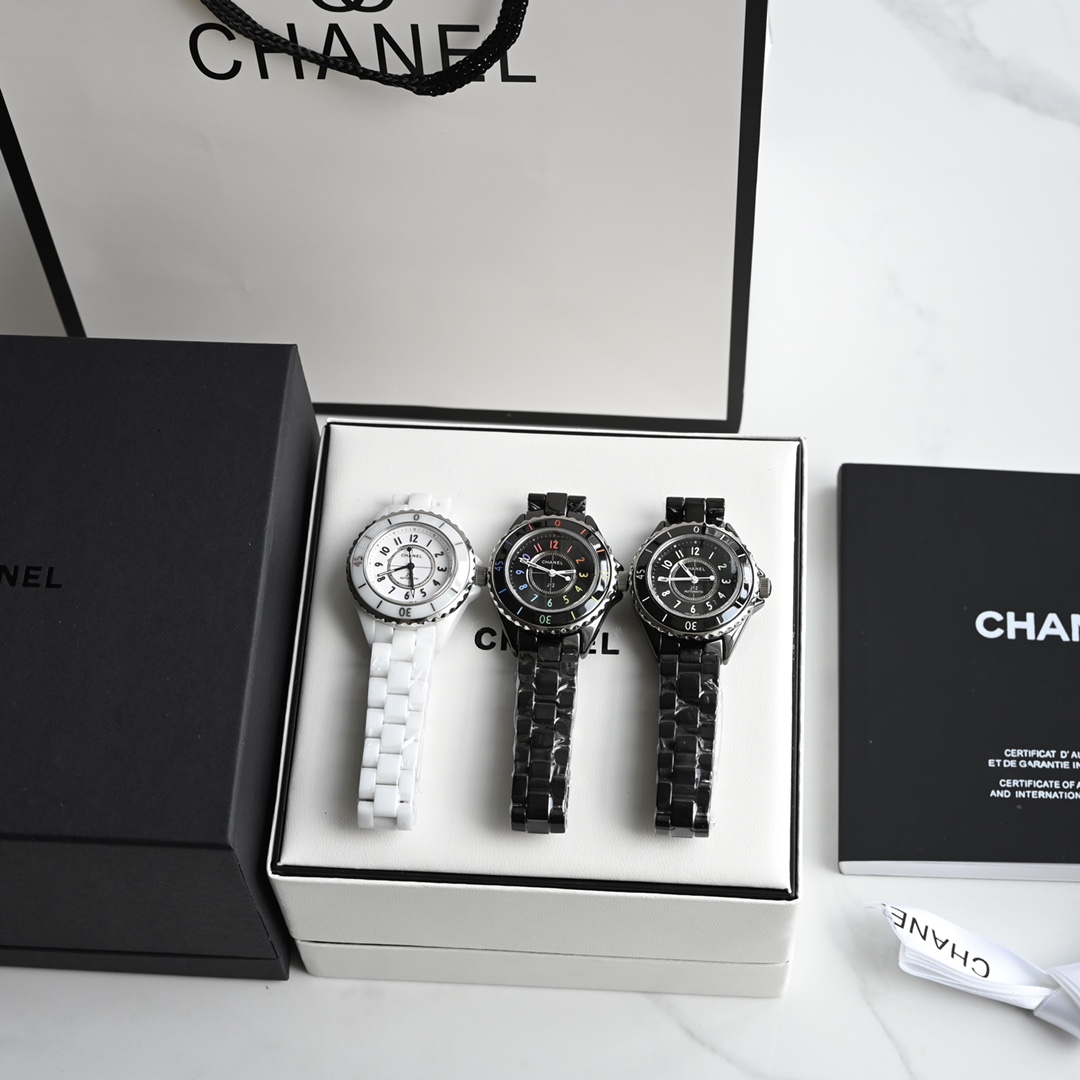 NO:157580,New style - HT Super Ceramics - Chanel J12 Series 33mm Steel Cover Women's Watch_H4863, made of high-density tempered ceramic material consistent with the original version. It has a light texture, is wear-resistant but sensitive, and never fades. The appearance of jade is infinitely close to the original version (different from the yellowish color of other versions on the market). ①: Equipped with the same 956.612 movement of the Swiss ETA genuine movement. ②: The dial scale process is also consistent with the original version. The exclusive use of colloidal strips on the market, which is different from other versions. ③: Multiple new styles synchronize the original version one small one large, small 33mm and large 38mm couple models, available for selection and play Chanel black and white fashion!  ④: The original version of the synchronous style bezel is fixed (not rotatable). ⑤: The back cover of the synchronous limited edition model is consistent with the original version. ⑥: Correct some shortcomings of the previous version to perfectly sublimate the replica version and make it more perfect!  ⑦: The whole surface is full of sincerity, even the raw ears are original molded, and in one step, the product is fully matched., chanel19860909新增款式—HT超级陶瓷—香奈儿J12系列33mm钢盖女款腕表_H4863,采用与原版一致的高密度钢化陶瓷材质铸造而成,质地轻 抗磨损 不过敏 永不褪色,温润如玉的外观颜色无限接近原版（区别于市面其他版本偏黄的色泽）. ①:搭载瑞士ETA正品同款956.612机芯. ②:表盘刻度工艺也与原版一致,市面独家采用胶质条丁,区别于其他版本用金属喷油. ③:新增多款式同步原版一小一大,小号33mm和大号38mm情侣款,可供选择玩转香奈儿黑白时尚！ ④:同步部分款式表圈原版为固定式(不可转). ⑤:同步部分限量款后盖与原版编码一致. ⑥:修正上一版本一些不足之处,使复刻版得到完美升华.更加完美！ ⑦:整表质感诚意满满,连生耳都是原版开模,一步到位,出品即是满配.,,chanel,Watch