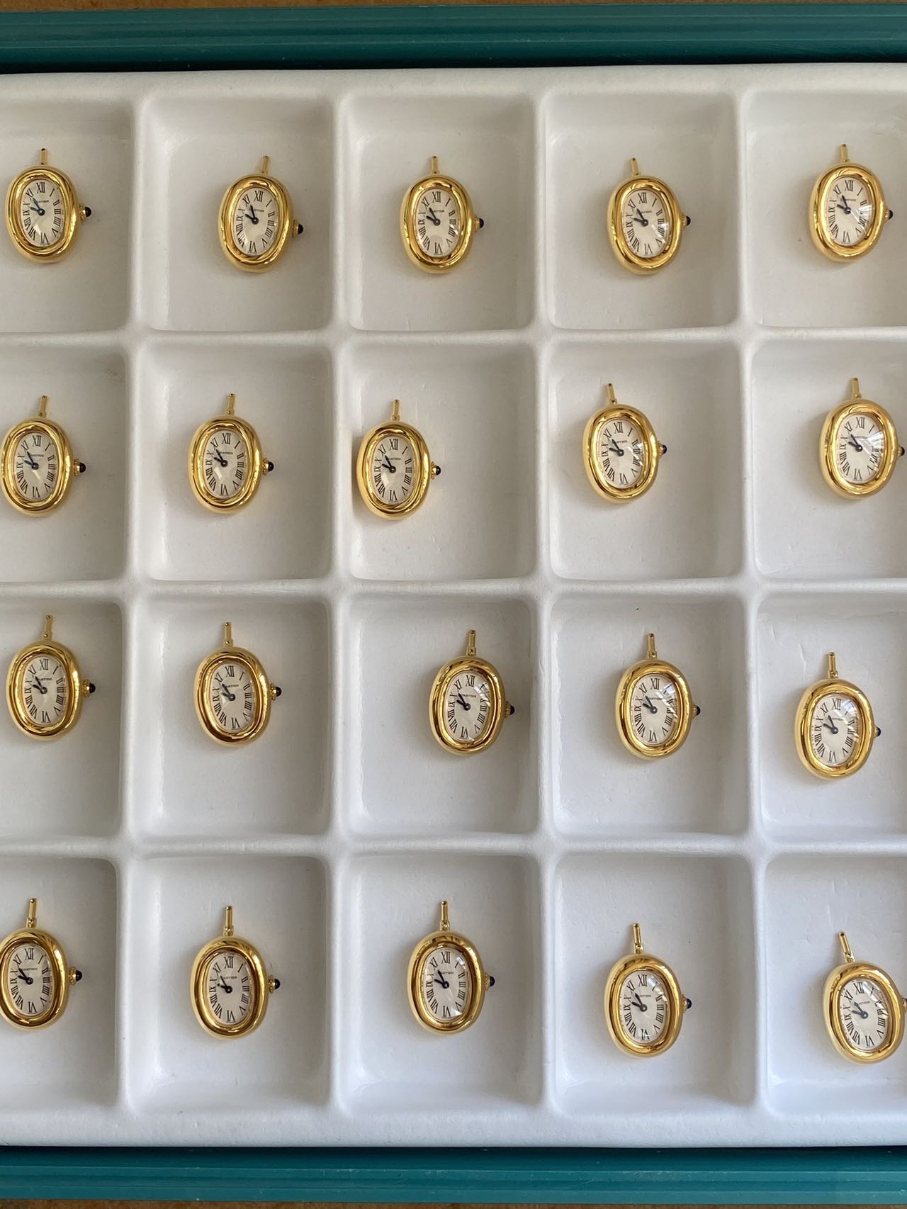 NO:156955,Packing boxes and certificates The bathtub bracelet watch that many people have been looking for is here!  New bathtub bracelet watch, with certificate, Kajia's classic bathtub series. Baignoire's new 