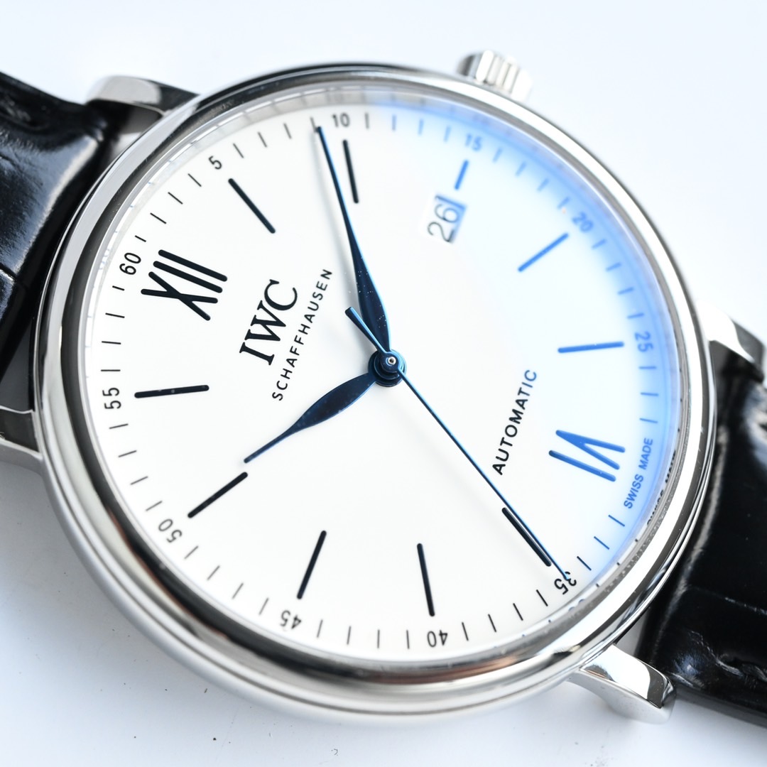 NO:393519,IWC IWC Potato Fino's ultimate version is back on the entire line. [Dial, Pointer] In order to achieve the same quality as the original, 12 scale marks are all opened separately. The hour, minute, second three needles are all rhodium-plated (18K white gold). The process, gloss and texture are synchronized with the original, which is expensive and impeccable. [Case] ​​is a new upgrade, improving the details and polishing of the shell cover, and the lettering of the bottom cover becomes more refined. 6 bottom cover screws are re-opened, which fits the original and can be interchanged.,,iwc19860909万国IWC波涛菲诺终极版全线复出,【表盘,指针】为了能够达到和原装一样的品质,12个刻度标识,全部单独开模.时,分,秒三针全部做镀铑（18K白金）处理.工艺,光泽和质感同步原装,成本不菲,无懈可击.【表壳】全新升级焕然一新,提高壳套的细节和打磨,底盖刻字变得更加精细.6颗底盖螺丝重新开模,吻合于原装可以互换.,,iwc,Watch