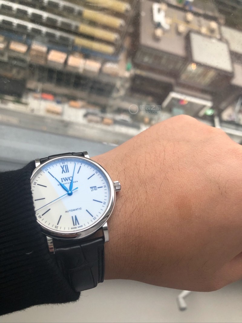 NO:393522,This is a watch that you won't make mistakes no matter how you buy it. The 40mm watch diameter is less than 1cm thick. The belt model is very light. The large three-pin with a calendar without complex functions. It is simple and generous. There is no pressure to work and commuting, low-key and elegant.19860909这是一款你怎么买都不会出错的表款 40mm的表径 厚度不到1cm 皮带款 重量很轻 大三针带日历,没有复杂的功能,简约大方 工作通勤毫无压力,低调又不失优雅,,Watch