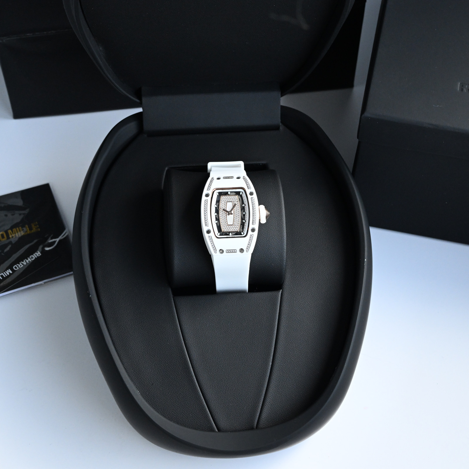 NO:393525,Richard Miller RM007-1 Goddess of the watch world The watches ladies dream of] Also known as the 'diamond crown' Richard Mille persists in pursuing the technical perfection of RM 007 Designed for women who appreciate the originality and technical boldness of high-end watches Charming and unobtrusive Diamond and bezel softening on the dial Richard Mille Richard Mille RM 007 'diamond crusher' combines artistic strength with innovative technology Represents the pinnacle of cutting-edge high-end watches The unique patented rotor system independently developed by the movement Richard Mille titanium substrate and bridge with hand-matte and black VD coating The barrel shape is reminiscent of Richard Mille's men's collection But it has adapted to a smaller, more feminine design due to its curved form It adapts to even the smallest wrist  This 45MM x 31MM watch is one of the few modern watches that support the trend of large watches. It is also suitable for any woman's wrist. The hollow dial also makes it look lighter on the wrist. The movement of this watch is RM007, which is an automatic movement with a unique patented system.19860909理查德米勒RM007-1表界的女神 女士们梦寐以求的腕表】也被称为“钻石克朗”Richard Mille坚持不懈地追求RM 007的技术完美 专为那些欣赏高端腕表的独创性和技术性大胆的女性而设计 迷人而不明显 表盘上的钻石和表圈软化 Richard Mille 理查德米勒RM 007“钻石粉碎机”将艺术实力与创新技术相结合 代表尖端高级钟表的巅峰 机芯Richard Mille自主开发的独特专利转子系统 拥有手工磨砂和黑色VD涂层的钛基板和桥梁 酒桶形状让人联想到Richard Mille的男士系列 但是它已经适应了更小巧,更女性化的设计 由于其弯曲的形式 它适应甚至最小的手腕 这款45MM x 31MM的腕表是少数几款支持大号手表潮流的现代腕表之一 同时也适合任何女性的手腕 镂空的表盘也使得它在手腕上看起来更轻盈 这款手表的机芯RM007是一款自动机芯 采用独特的专利系统.,,Watch