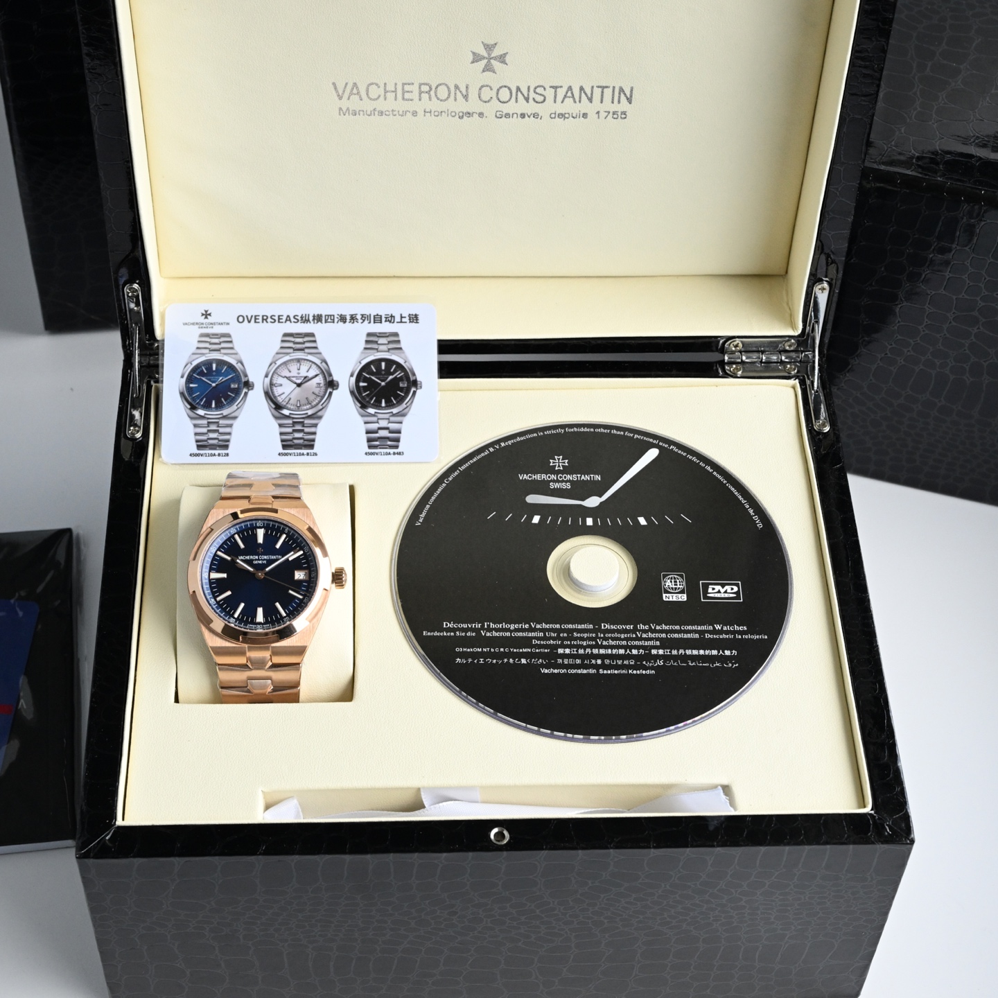 NO:393529,Vacheron Constantin Overseas Long-Terminating Four Seas Watches are a fine product that took 10 months to create. The stainless steel case, diameter 41mm, sapphire crystal mirror back, automatic winding movement, swing frequency of 28,800 times per hour, stainless steel buckle, waterproof rice. Finally, I must appreciate the new 'replaceable strap system'. The new Overseas only needs to move a small scratch rod between the strap and lugs to replace the strap., versace, vacheron19860909Vacheron Constantin 江诗丹顿 Overseas 纵横四海腕表 耗时10个月打造出来的精品 精钢表壳,直径 41mm,蓝宝石水晶表镜表背, 自动上链机芯,摆频28800次/小时,精钢表扣,防水米.最后一定要赞赏的是全新的「可更换表带系统」,新 Overseas 只需要拨动表带和表耳之间的一个小划杆就可以拆换表带.,,versace,vacheron,Watch