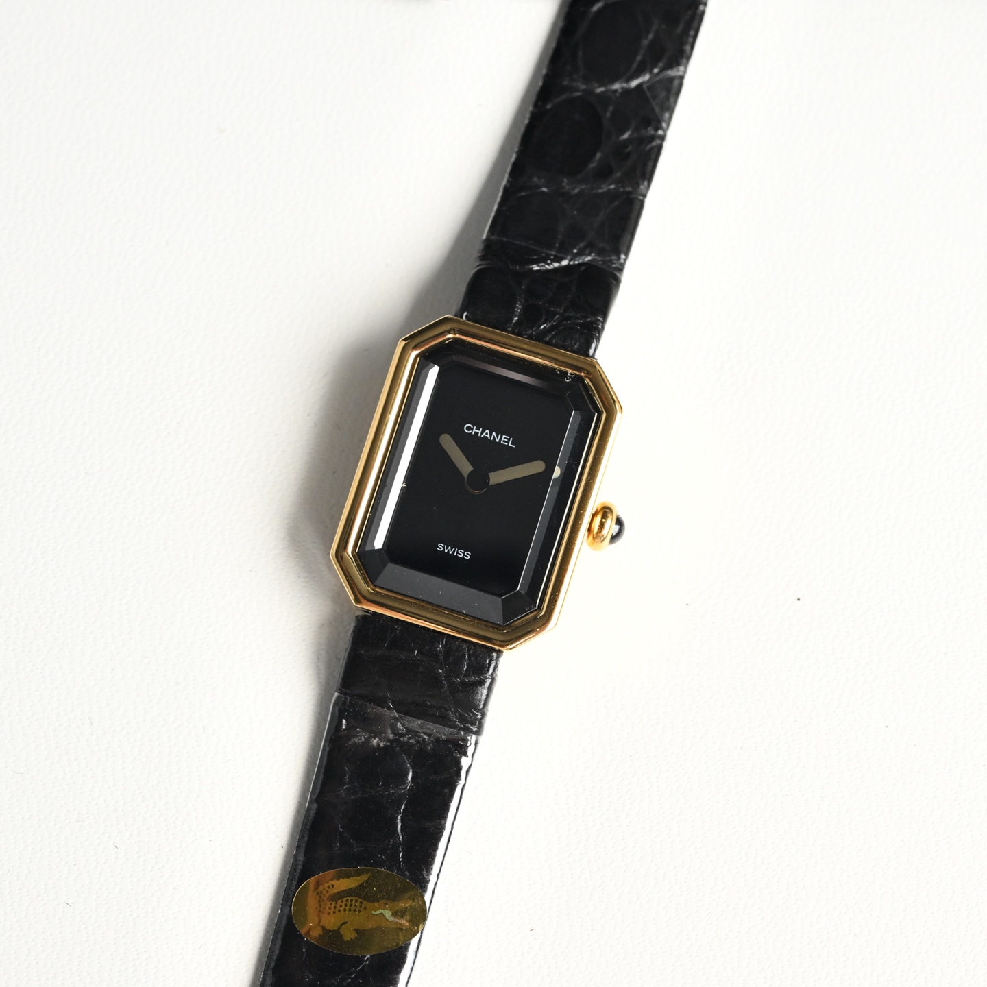 NO:393578,A new Chanel Fritillar Noodles, Crocodile Skin Chanel Chanel Black Gold Small Sugar Cube Women's Quartz Watch Real 18k Gold Package Craftsmanship, equipped with a national inspection certificate, one form and one code, supports re-inspection!  The case and buckle use vacuum gold plating technology in the furnace. The entire surface is 18K gold cover thickness is 8 μm, and the watch size is 19.715.2mm. Equipped with imported original quartz movement, square polygon large-edged sapphire glass mirror, diamond cutting technology, born in 1987, so it is also called '1987'. Equipped with imported original quartz movement, this watch was designed by Coco for Hollywood actress Greta Garbo. As Chanel's first watch, it has the meaning of a premiere (first appearance). The case with octagonal sapphire glass is inspired by the bottle cap of N°5 perfume and the Paris Fonden Square near Coco's home. Because this appearance looks very similar to sugar cube, it is also called a sugar cube watch. The classic American crocodile leather strap is very textured!  !  The open-cover jewelry buckle is also very ritualistic. It is a watch that immediately improves fashion when you wear whatever clothes you wear. The heartthrobs in the medieval watch are retro and elegant. There are no seconds hand, no numbers or time marks on the dial to make you feel the time as you like, and it is unique to add avant-garde and fashionable to all shapes., chanel, chanel, crocodile skin, gold plating19860909批香奈儿新款贝母面 鳄鱼皮香奈儿Chanel黑金小方糖女士石英腕表真正18k包金工艺,配备国检证书,一表一码,支持复检！表壳和表扣采用的炉内真空镀金技术,整面18K金覆盖厚度为8咪,腕表尺寸19.715.2mm.搭载进口原装石英机芯,方形多边形大切边蓝宝石玻璃镜面,钻石切割工艺,,诞生于1987年,所以也叫”1987“,搭载进口原装石英机芯,这款腕表是coco邀请好莱坞女星GretaGarbo设计,作为香奈儿的第一款腕表,非常具有premiere(首次露面)的意义,表壳配八角形蓝宝石玻璃的灵感来源于N°5香水的瓶盖以及coco家附近的巴黎芳登广场,因为这个外形很像方糖也被大家称之为方糖腕表.经典的美洲鳄鱼皮表带很有质感！！开盖式的珠宝扣,开合方式也很有仪式感,就是一款你穿什么衣服戴它都立刻提高时尚度的腕表. 中古表里的万人迷复古优雅,表盘上没有秒针没有数字也没有时标让你随心感觉时间,与众不同为各种造型平添前卫时尚感.,,chanel,chanel,crocodile skin,gold plating,Watch