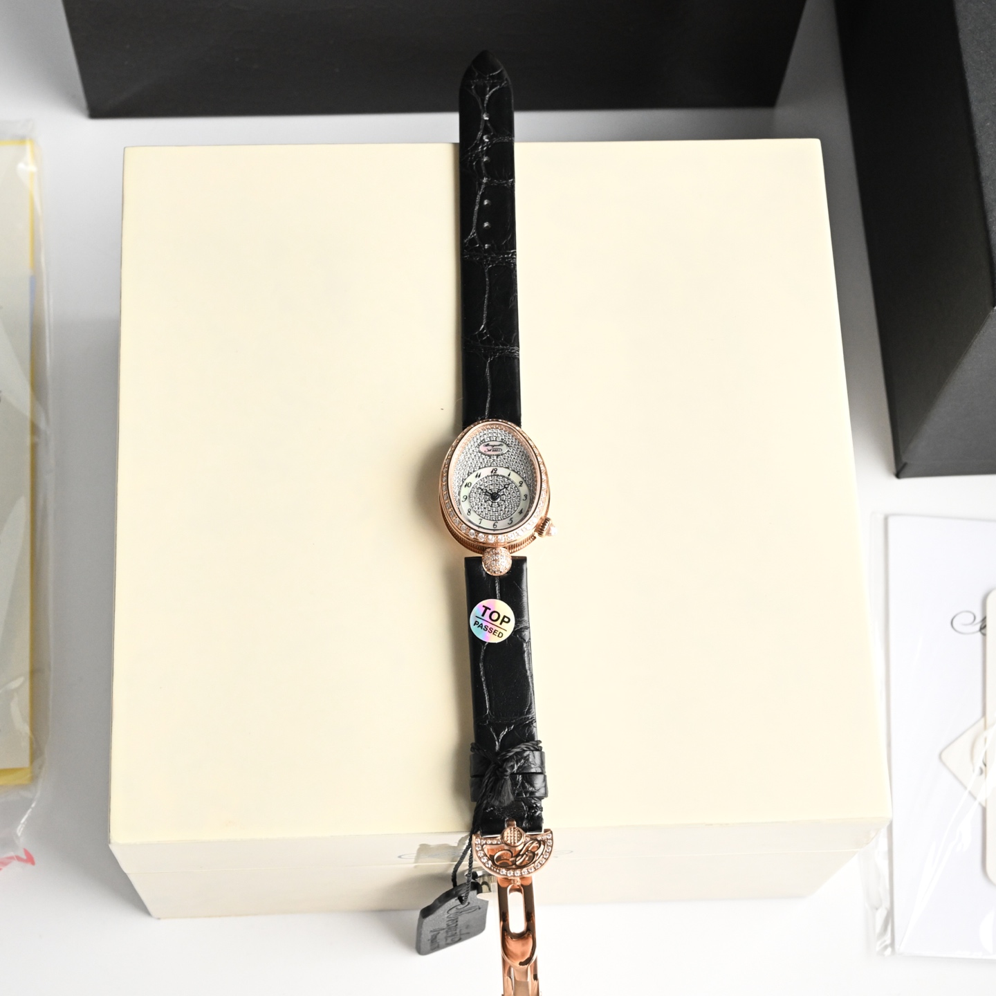 NO:393225,The case is electroplated 18K gold, with coin pattern, and the outer edge of the case is decorated with coin patterns. The bezel, case surroundings and lugs are set with 139 brilliant-cut diamonds (about 1. carats). The crown is set with a pear-shaped diamond (about 0.26 carats). The transparent sapphire glass bottom cover. Dimension 33 x 24.95 mm. Waterproof depth of 3 Pa (30 meters). The dial is natural white mother-of-pearl. It has independent number and Breguet invisible signature. The eccentric scale ring is located at 6 o'clock, using Breguet Arabic numerals. Classic blue steel Breguet pointer. It adopts an automatic winding movement with a movement number and Breguet word. It adopts a flip-in lever escapement mechanism with silicon escapement fork and silicone hairspring. The vibration frequency is 3 Hz. 6 direction adjustment.,,breguet19860909表壳为电镀18K金,鹅卵形表壳,表壳外缘饰有钱币纹.表圈、表壳周围和表耳镶嵌139颗明亮式切割钻石（约1.克拉）.表冠处镶有一颗梨形钻石（约0.26克拉）.透明蓝宝石玻璃底盖.尺寸33 x 24.95毫米.防水深度3帕（30米）. 表盘为天然白色珍珠母贝.具有独立编号与Breguet隐形签名.偏心刻度环位于6点位置,采用宝玑阿拉伯数字时符.经典的蓝钢宝玑指针. 采用自动上链机芯,刻有机芯号与Breguet字样.采用翻转内嵌的杠杆式擒纵机构,带硅质擒纵叉及硅质游丝.振频为3赫兹.6方位调校.,,breguet,Watch