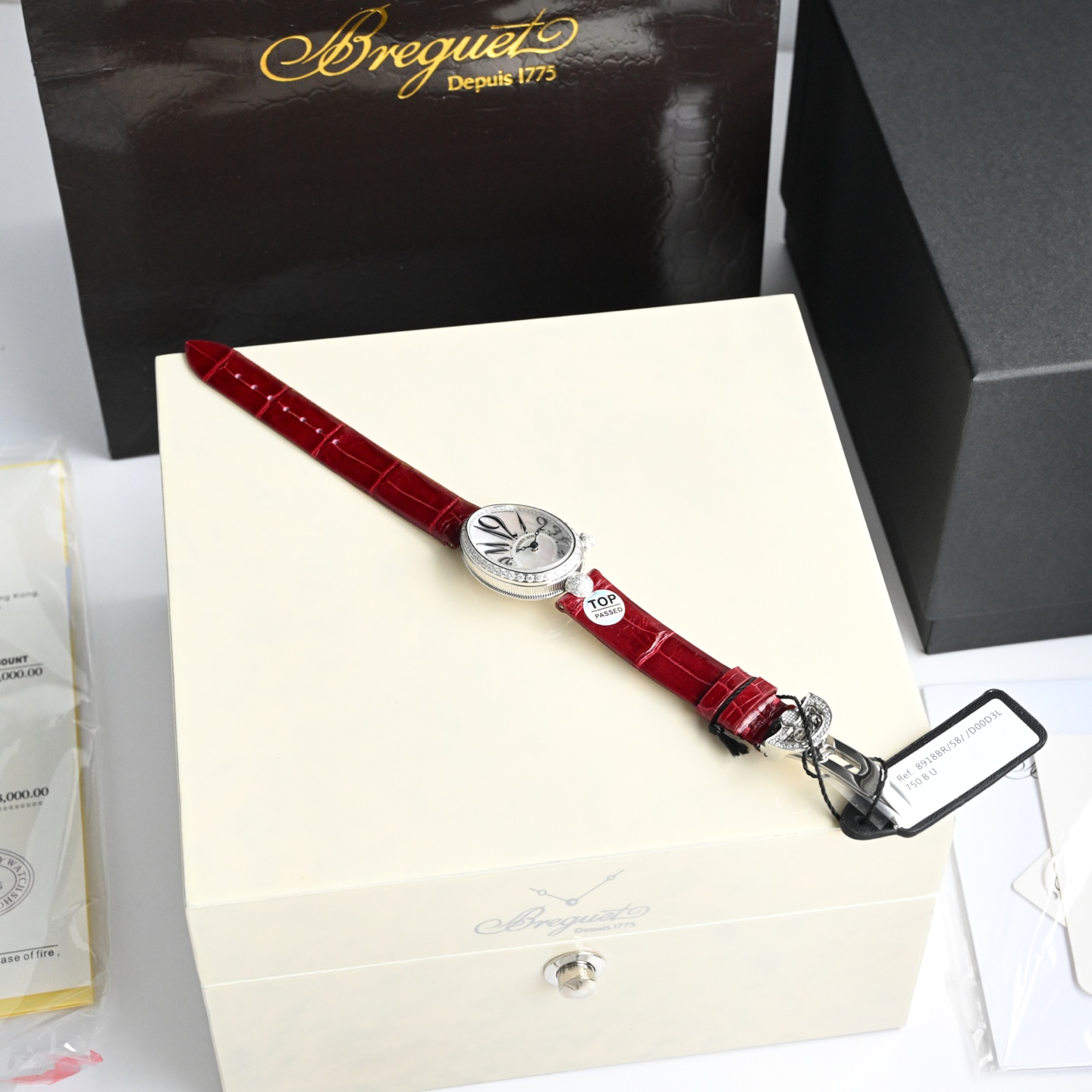 NO:393214,The oval case is decorated with coin pattern on the outer edge of the case. The whole is made of 316 stainless steel. A total of 117 Swarovski crystals (about 0.99 carats) are inlaid with a pear crystal (about 0.26 carats) at the crown. The dial is Tahitian natural white mother-of-pearl, with guillotine carvings, with an eccentric scale ring at 6 o'clock, Breguet Arabic numerals, and a multi-faceted flat-cut pear diamond at 6 o'clock.19860909鹅卵形表壳,表壳外缘饰有钱币纹,整体采用316精钢,表圈和表壳周围镶嵌共117颗施华洛水晶（约0.99克拉）.表冠处镶有一颗梨形晶石（约0.26克拉）表盘为大溪地天然白色珍珠母贝,采用玑镂刻花处理,偏心刻度环于6点位置,采用宝玑阿拉伯数字时符,6点位镶嵌一颗多面平切的梨形钻石,,breguet,Watch