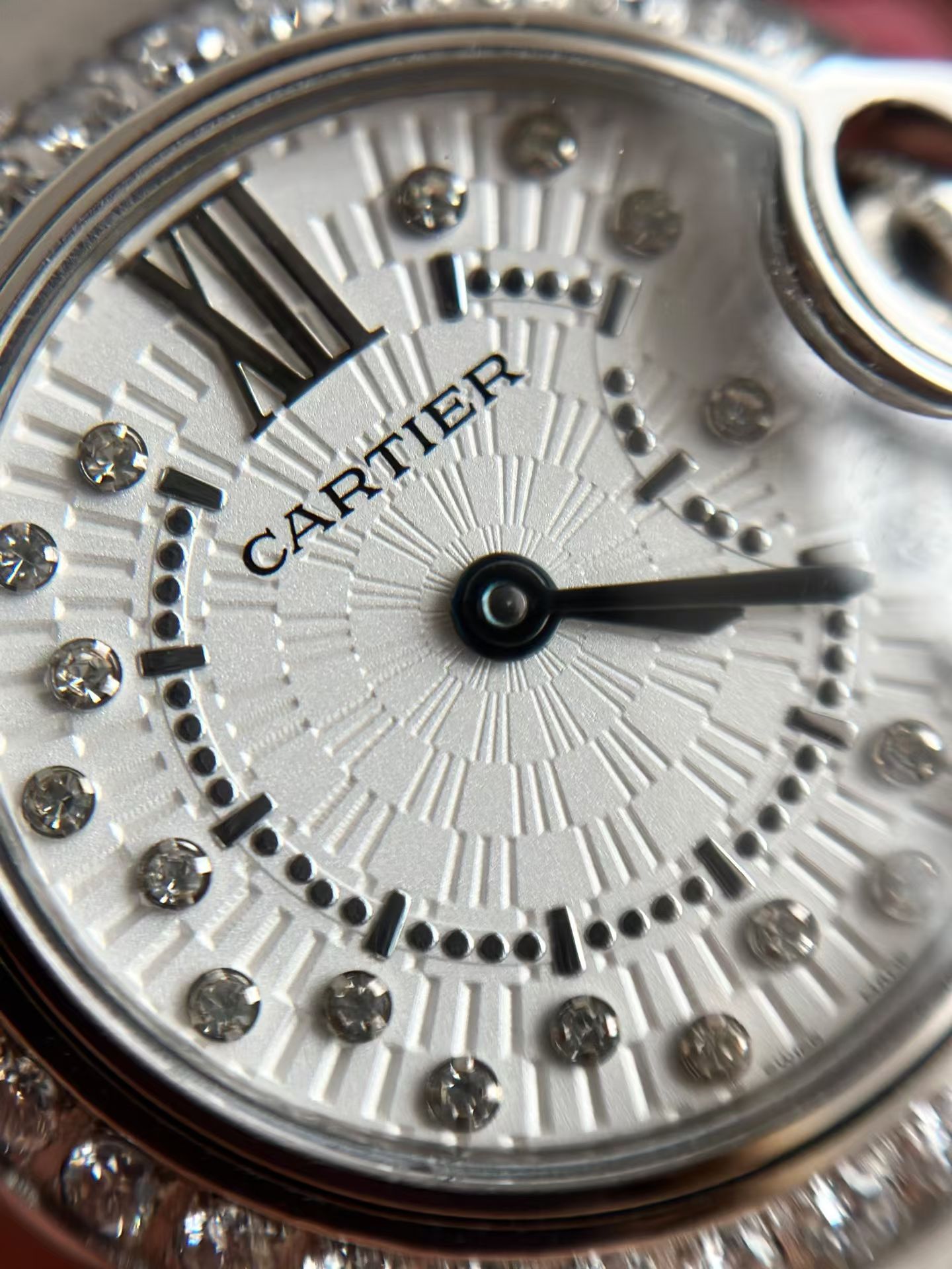 NO:859459,Cartier Blue Balloon is made of sapphire mirror material. The texture and gloss of the entire dial are rare. The fonts inside the dial are carefully designed. All font shapes are completely in line with z!  !  The texture of the font is mellow and even, with a strong visual impact. The grilled blue hands are not the blue-black imitations on the market, Cartier19860909卡地亚 蓝气球 采用蓝宝石镜面材质 整个表盘的纹理感以及光泽感都是不多见的 表盘内里的字体 每一个字体都是精心设计过 所有的字体形态都完全符合z！！ 字体的质感醇厚且均匀 有很强的视觉冲击 烤蓝色指针 并不是市面仿版的蓝黑色,,cartier,Watch