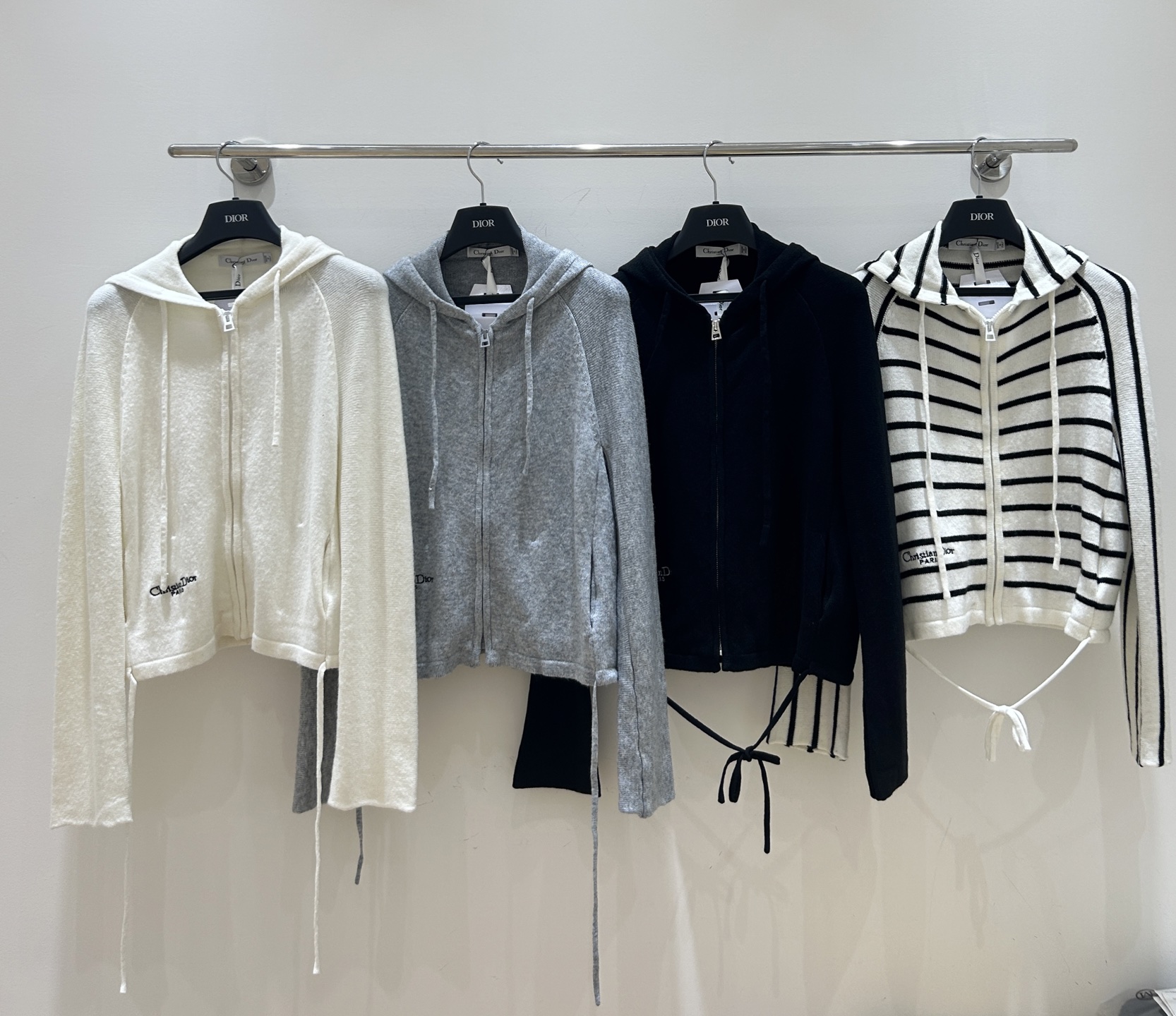 NO:443116,New products arrive!  Dior letter embroidered hooded zipper cardigan, simple but luxurious. Exquisite embroidery, highlights the charm of the brand, zipper design, and is convenient to put on and take off. A fashion must be available, come and buy it quickly!  ,dior,dior,hats,alexander wang19860909新品驾到！Dior迪奥字母刺绣连帽拉链开衫,简约而不失奢华.精致刺绣,彰显品牌魅力,拉链设计,穿脱便捷.时尚必备,速来抢购！,,dior,dior,hats,alexander wang,Women's clothing