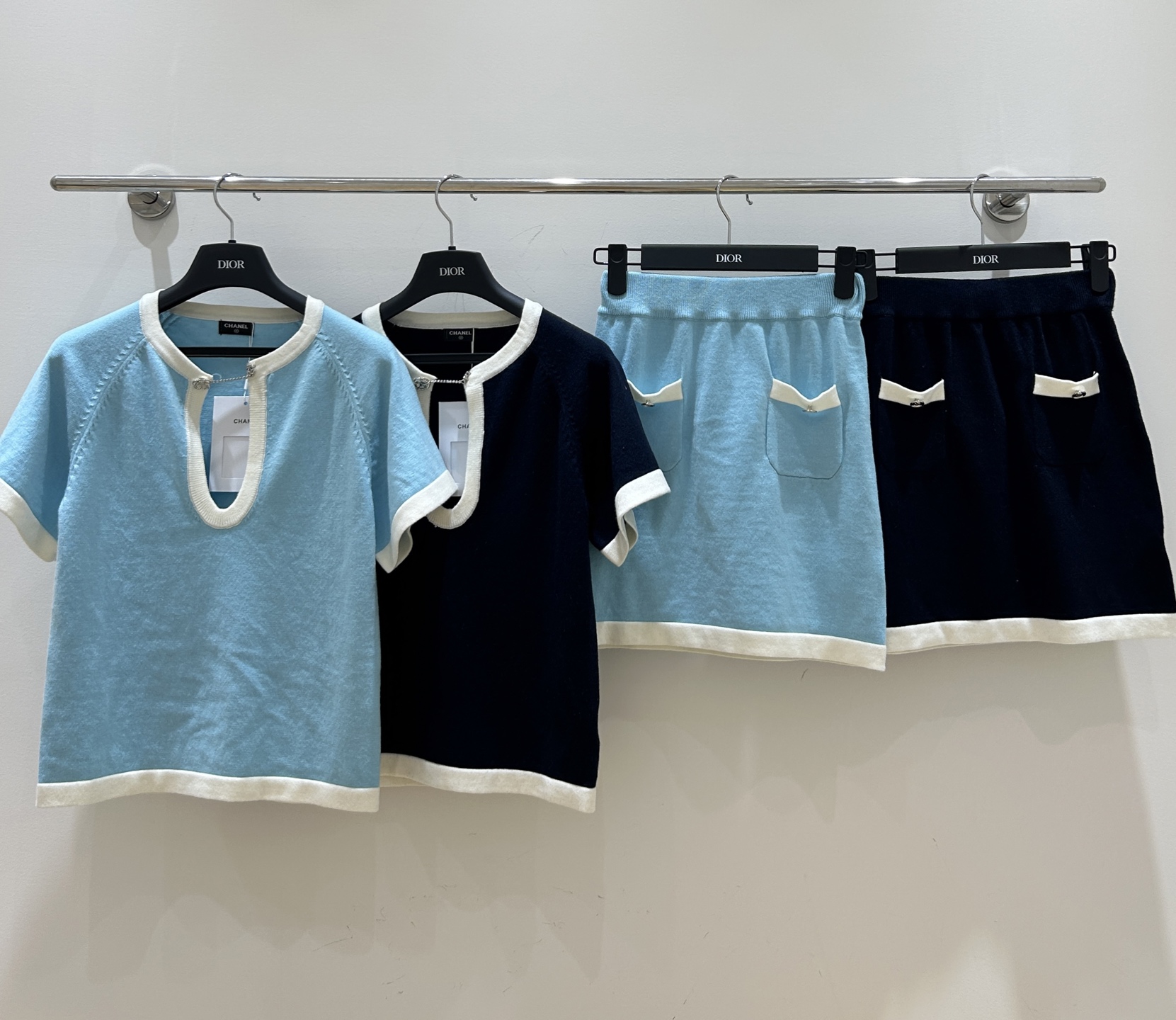 NO:453460,New summer model] Chanel Chanel is full of design!  Chain hollow color-blocked knitted short sleeves, fashionable and breathable, simple without losing high-end, a must-have favorite in summer., chanel, chanel, T-shirt, alexander wang19860909夏季新款】香奈儿Chanel设计感爆棚！链条镂空拼色针织短袖,时尚与透气并存,简约而不失高级,夏日必备新宠.,,chanel,chanel,T-shirt,alexander wang,Women's clothing