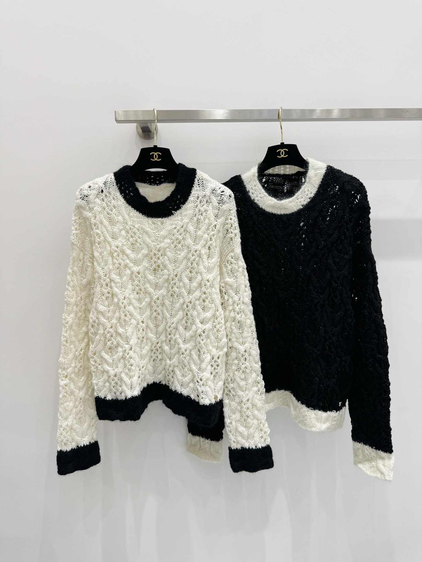 NO:561384,Chane* contrasting color hollow twist pullover!  2 colors/SML,,chanel,alexander wang19860909Chane*撞色镂空麻花套头！2色/SML,,chanel,alexander wang,Women's clothing