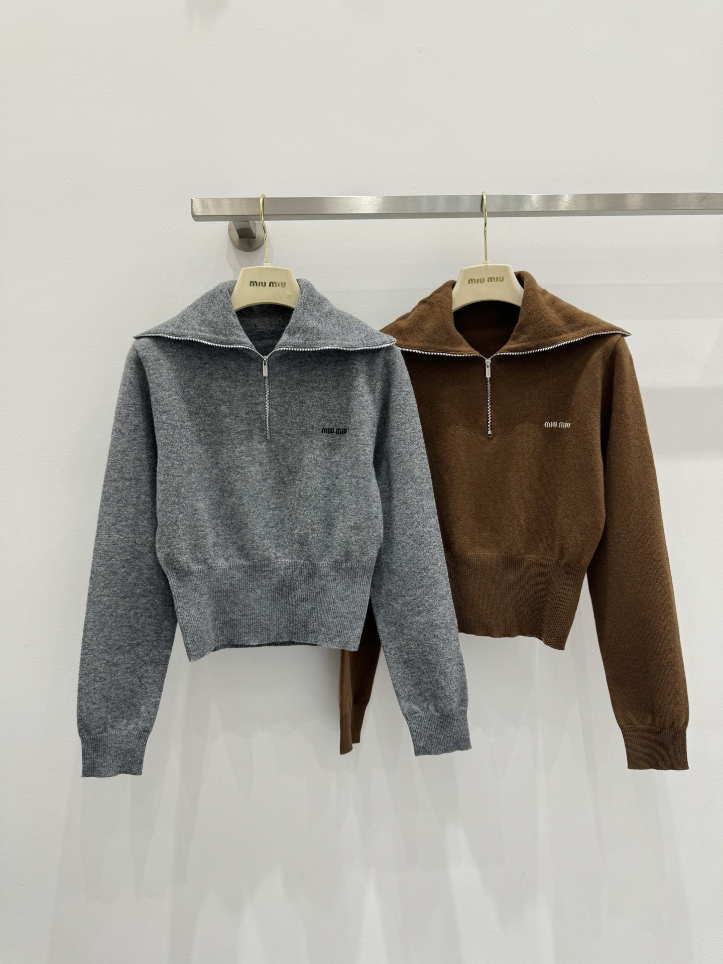 NO:561409,Miu lapel zipper long sleeves!  2 colors/SML,,miumiu,alexander wang19860909Miu翻领拉链长袖！2色/SML,,miumiu,alexander wang,Women's clothing