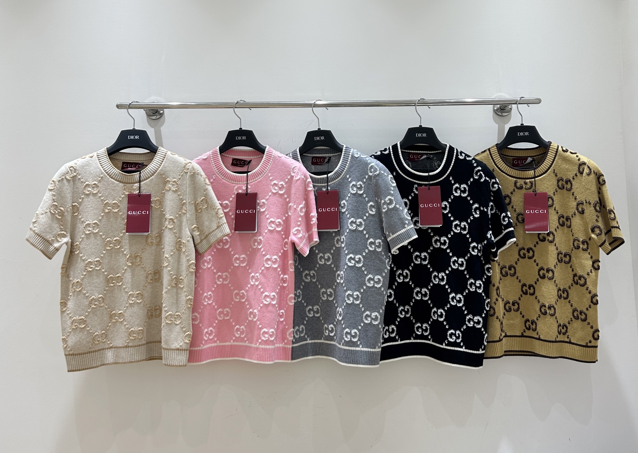 NO:577406,New style is coming!  Gucci Women's GG wool knotted velvet jacquard round neck knitted short-sleeves, simple and fashionable. The texture is great and available in seconds. Don't miss this trend, come and grab it!  5 colors and three sizes available from stock.,,gucci,gucci,T-shirt,alexander wang19860909新款来袭！Gucci古驰女士GG羊毛结子绒提花圆领针织短袖,简约又时尚.质感超棒,现货秒发,别错过这波潮流,速来抢！5色三码现货供应.,,gucci,gucci,T-shirt,alexander wang,Women's clothing