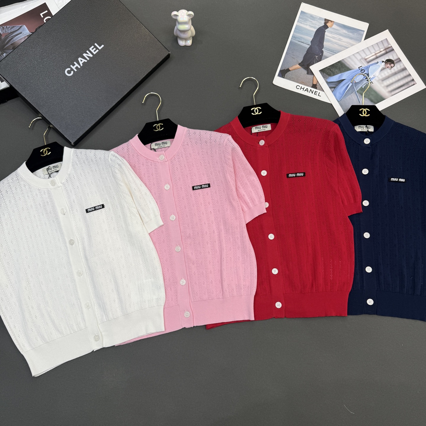 NO:715277,26 spring and summer new miumi* women's clothing, skin-friendly silk long-staple cotton, round neck flower stitch temperament versatile small cardigan short-sleeved royal blue high-end versatile four-color ready supply,,miumiu,T-shirt,1986090926春夏miumi*女装新款,亲肤绢丝长绒棉,圆领花朵针法气质百搭小开衫短袖 宝蓝色高级百搭四色现货供应,,miumiu,T-shirt,,Women's clothing