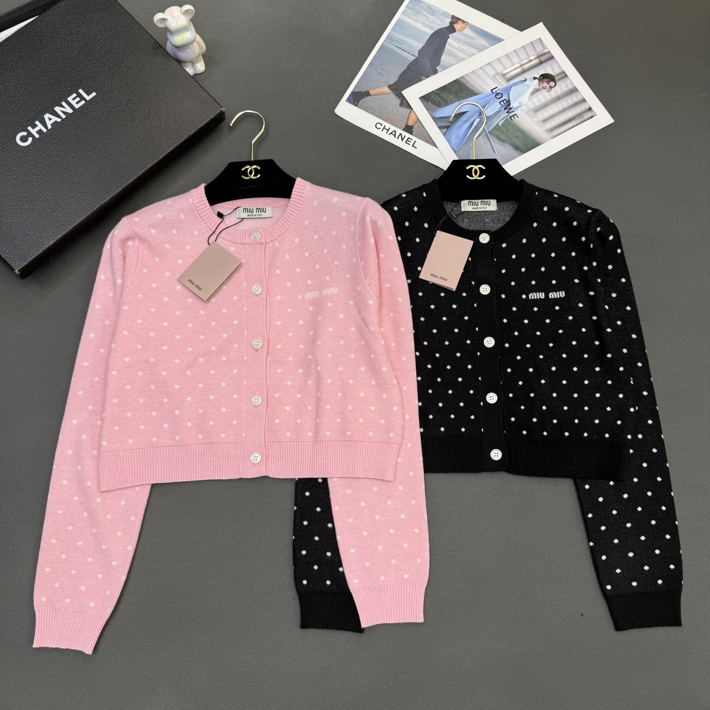 NO:715281,26 spring and summer miumi* women's new skin-friendly wool mulberry silk warm, round neck polka dot fashionable sweet temperament versatile cardigan long sleeves pink/black 2 colors size sml available from stock,,miumiu,1986090926春夏miumi*女装新款亲肤羊毛桑蚕丝保暖,圆领小波点时尚甜美气质百搭开衫长袖 粉红色/黑色2色 尺码sml 现货供应,,miumiu,,Women's clothing