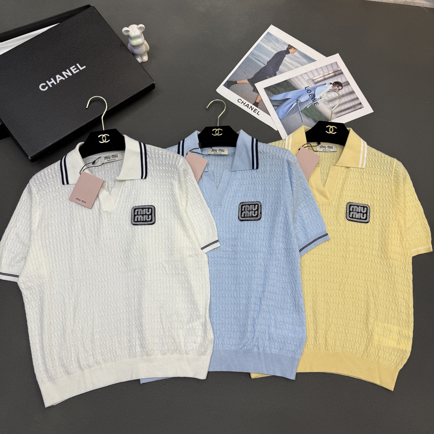 NO:715285,26 spring and summer miumi* women's new style lapel, skin-friendly wool, mulberry silk, small twist rope, fashionable and versatile short-sleeved blue/white/yellow three-color loose and versatile size sml available in stock,,miumiu,T-shirt,1986090926春夏miumi*女装新款翻领亲肤羊毛桑蚕丝小扭绳时尚百搭短袖蓝色/白色/黄色三色 宽松百搭 尺码sml 现货供应,,miumiu,T-shirt,,Women's clothing