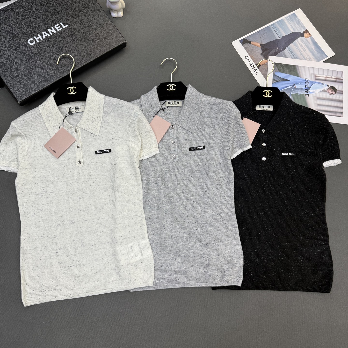 NO:715287,26 spring and summer new miumi* women's clothing, customized skin-friendly wool and mulberry silk, high-end quality, warm fake two-piece lapels, soft temperament, fashionable and versatile short-sleeved black/gray/white three-color size sml available in stock,,miumiu,T-shirt,1986090926春夏miumi*女装新款,定制亲肤羊毛桑蚕丝,高级品质,翻领保暖假二件柔软气质时尚百搭短袖黑色/灰色/白色三色 尺码sml 现货供应,,miumiu,T-shirt,,Women's clothing