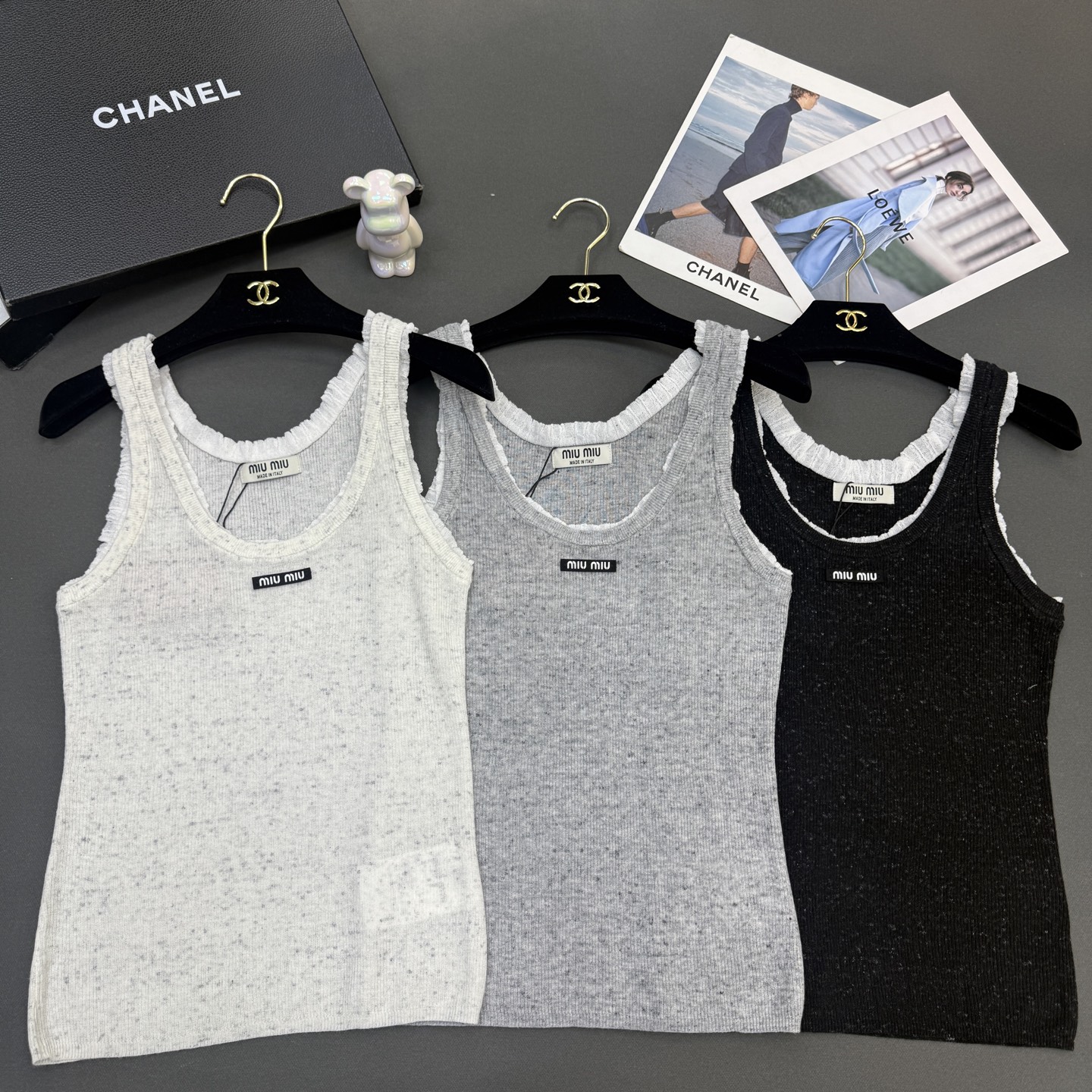 NO:749442,26miumiu spring and summer new top quality, warm wool, mulberry silk, ruffled fake two-piece vest with temperament, versatile, soft and comfortable upper body, looks good with any combination, black/gray/off-white, 3 colors, size sml, available in stock,,miumiu,1986090926miumiu春夏新款顶级品质,暖和羊毛桑蚕丝荷叶边假二件气质百搭背心柔软舒适上身任意搭配都好看黑色/灰色/米白3色尺码sml现货供应,,miumiu,,Women's clothing