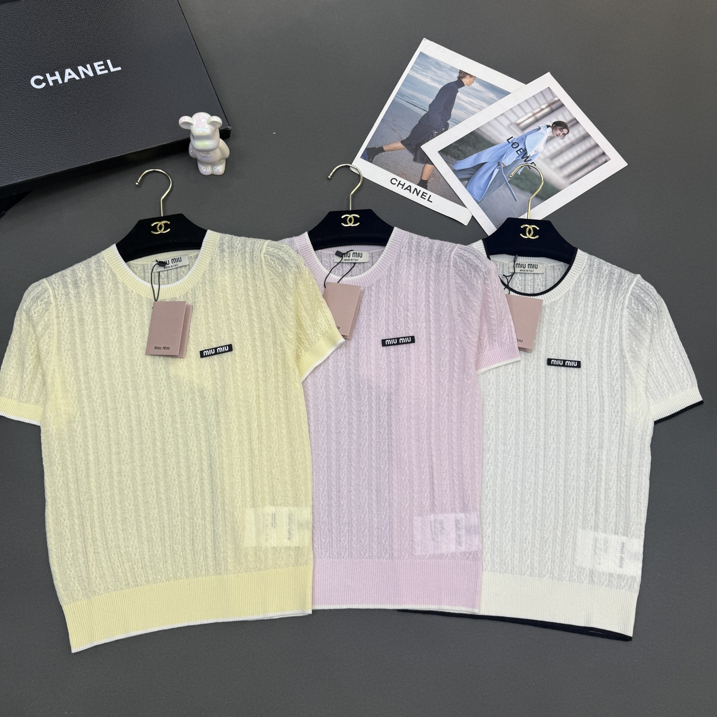 NO:749440,26miumiu spring and summer new top quality, cashmere mulberry silk cable stitch round neck small chapter short sleeves ultra-fine soft skin-friendly yarn must-have spring and summer yellow/pink/off-white three-color size sml available in stock,,miumiu,T-shirt,1986090926miumiu春夏新款顶级品质,羊绒桑蚕丝绞花针法圆领小章仔短袖超细腻柔软亲肤纱线春夏必入款 黄色/粉红/米白三色尺码sml 现货供应,,miumiu,T-shirt,,Women's clothing