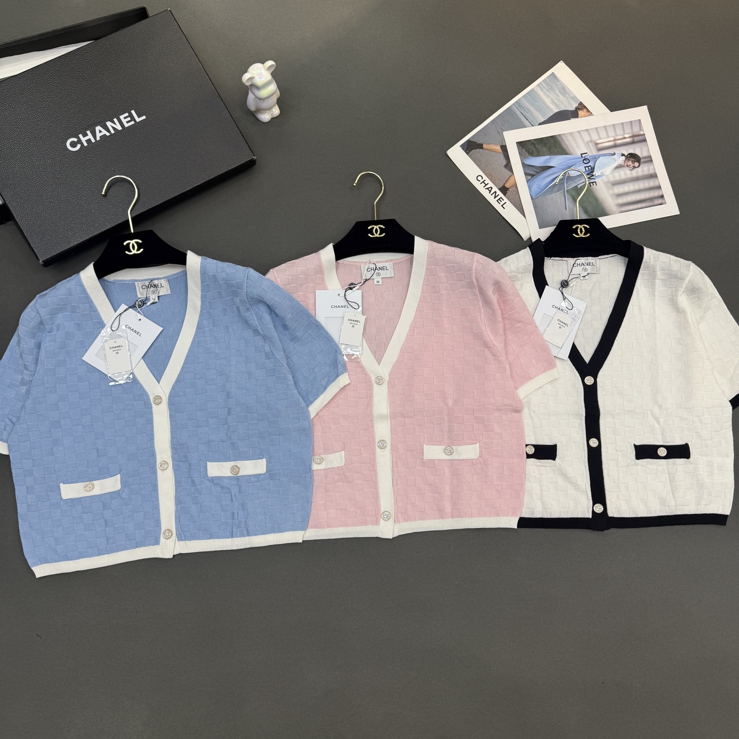 NO:749425,26 spring and summer Xiaoxiang new skin-friendly top quality, silk, V-neck three-dimensional stitching gold 5 buttons, temperament versatile small cardigan short sleeves upper body temperament high-end pink/blue/white three colors size sml ready supply, T-shirt,1986090926春夏小香新款亲肤顶级品质,绢丝,V领立体针法金色5纽扣,气质百搭小开衫短袖 上身气质高级粉红/蓝色/白色三色 尺码sml 现货供应,,T-shirt,,Women's clothing